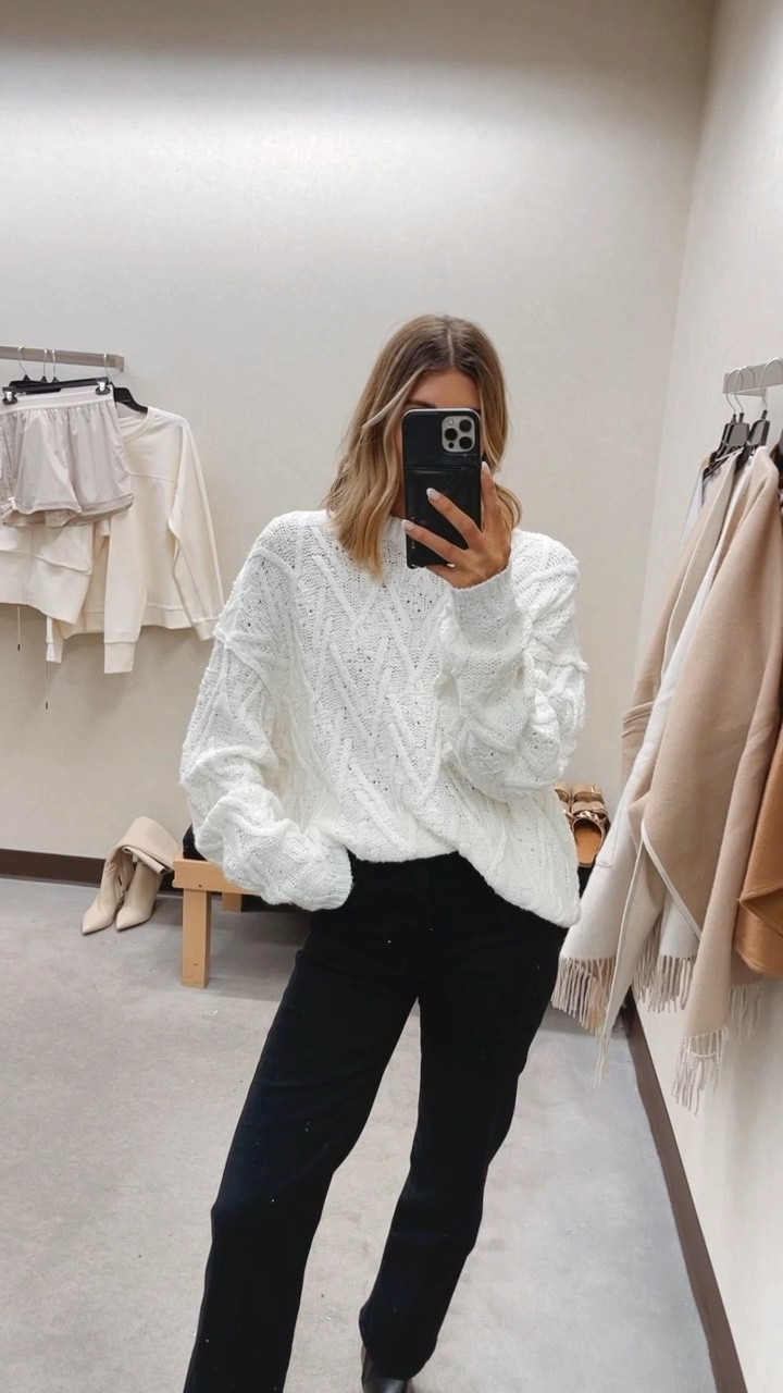 Oversized comfy free people sweater from the Nordstrom anniversary sale. I'm wearing size small.
Cellajaneblog 