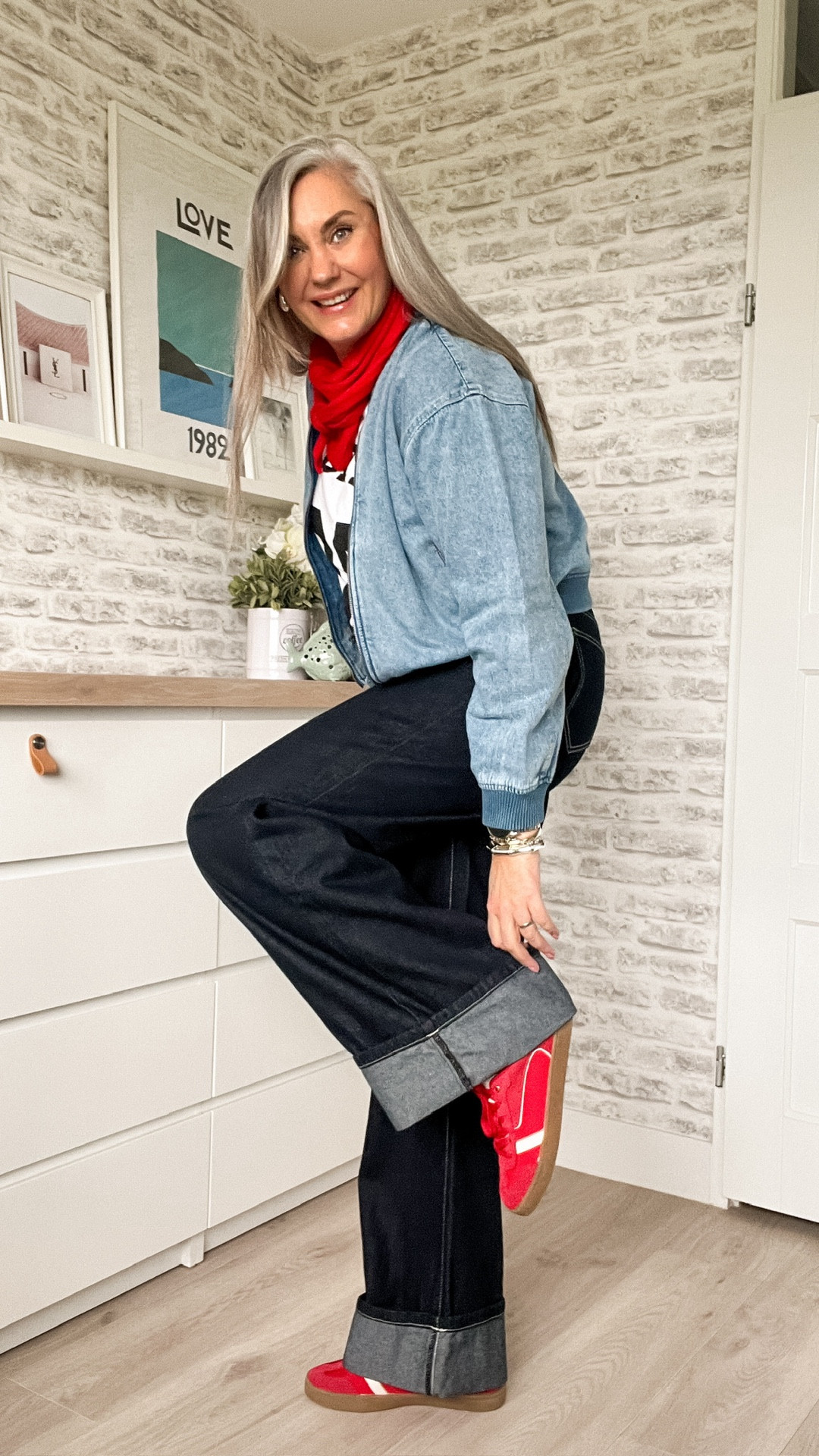 Lievelings jeans. Heel lang gezocht (voor jullie) en eindelijk gevonden. Hij heeft geen stretch maar valt goed op maat. Ik draag maat 42. 

Donkere tall wide leg jeans met grote omslag (42)
Denim bomber jack (42)
T-shirt met sport print (40–42)
Rode driehoek sjaal
Rode sneakers 



#LTKeurope #LTKstyletip #LTKnederlands