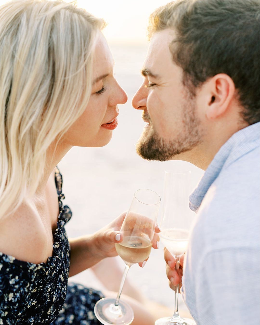 Most people think ‘white + neutral’ when planning beach engagement outfits… but can we take a moment for the black dress? 🖤 The contrast against the sand + sea is chef’s kiss. If you’ve been debating bold vs. neutral, let this be your sign.

#naplesengagementphotographer #engagementphotographer #engagementphotos #engagement #beachengagement #engagementstyle #EngagementOutfitInspo #FloridaWeddingPhotographer