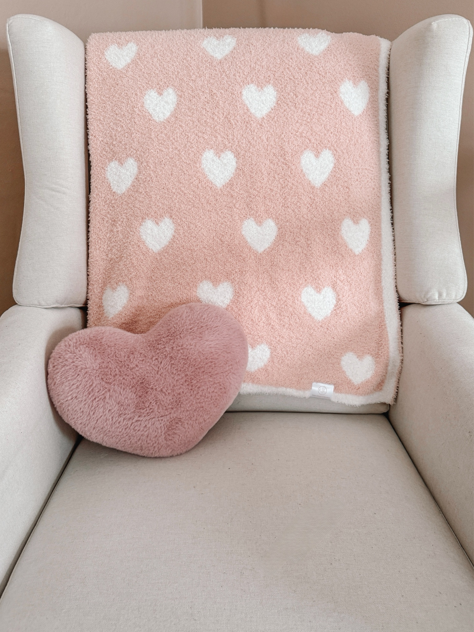 I am in love with this soft pink heart blanket and pillow🩷

Valentine's Decor, Valentine’s Day, Baby Room, Nursery, Seasonal Decor, Winter Decor, February 

#LTKBaby #LTKSeasonal #LTKKids