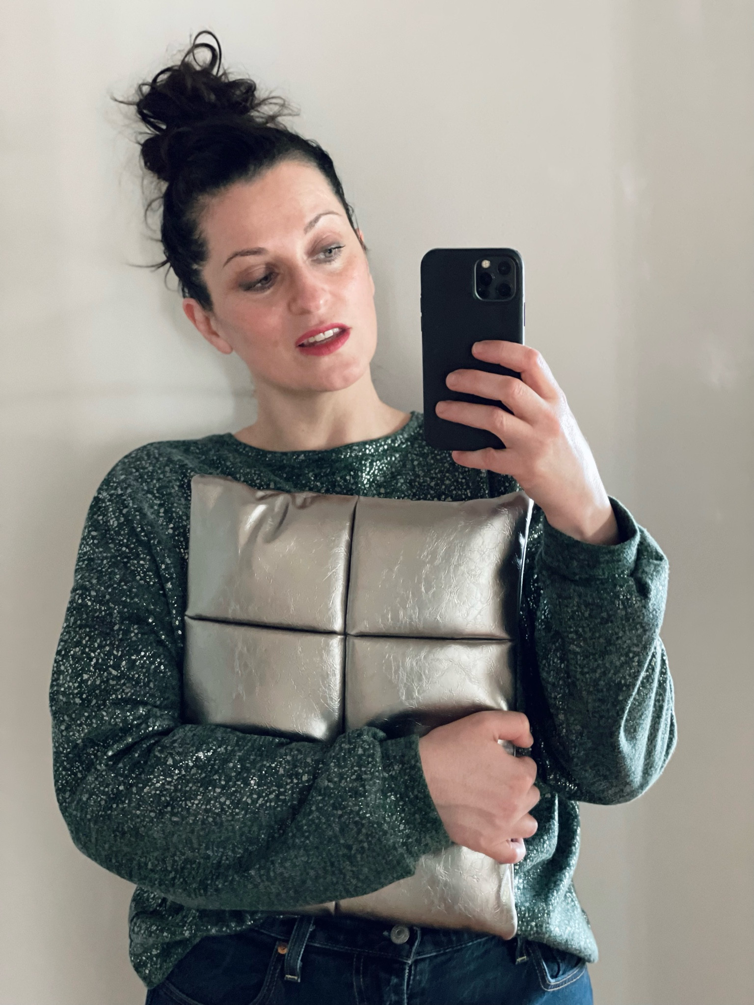 Silver pouch #comfyable 
Lipstick Forever Liquid #diorbeauty
Glitter sweat-shirt #vandtheindependentclothes 

#LTKeurope #LTKmidsize #LTKover40