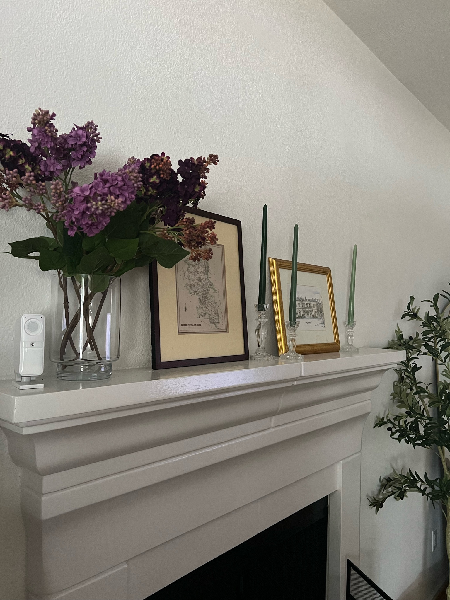 Spring mantle decor 🩷

#fauxflowers #etsyfinds #amazonhome