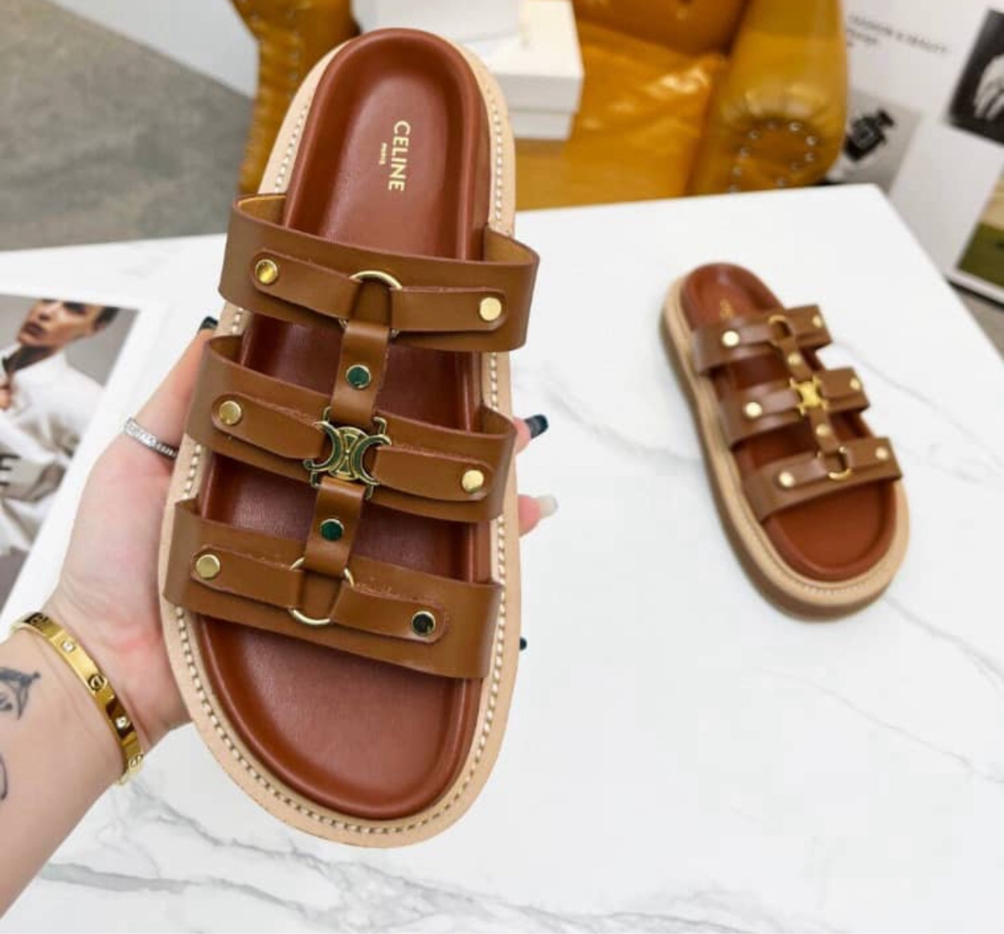 Option 1# 
Comes with dust bag no box
I wear US8, got Euro39 perfect fit 

#LTKU #LTKShoeCrush #LTKStyleTip