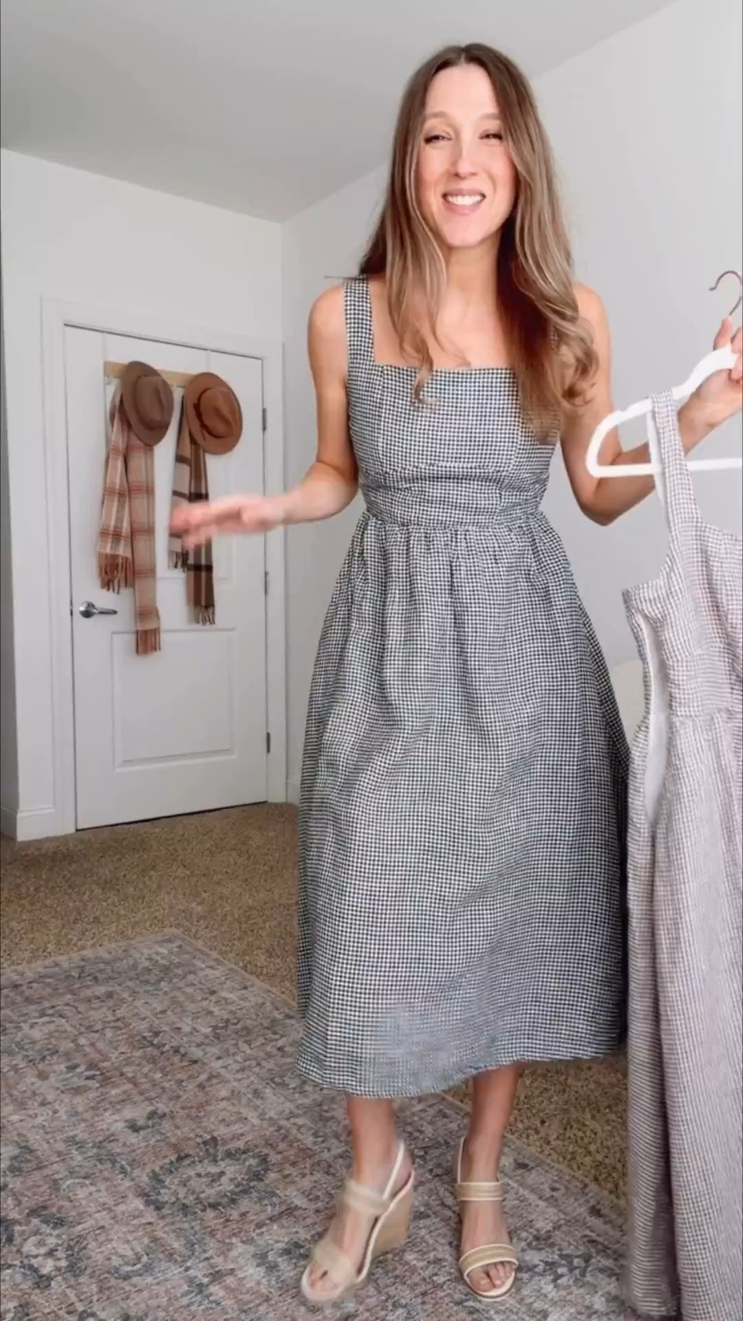 If you’re not wearing a gingham dress this spring… what are you doing ✨ This one just hits that perfect balance of flattering and easy. Dress it up with a heel or keep it casual with sandals and it still looks put together. It just works every time.