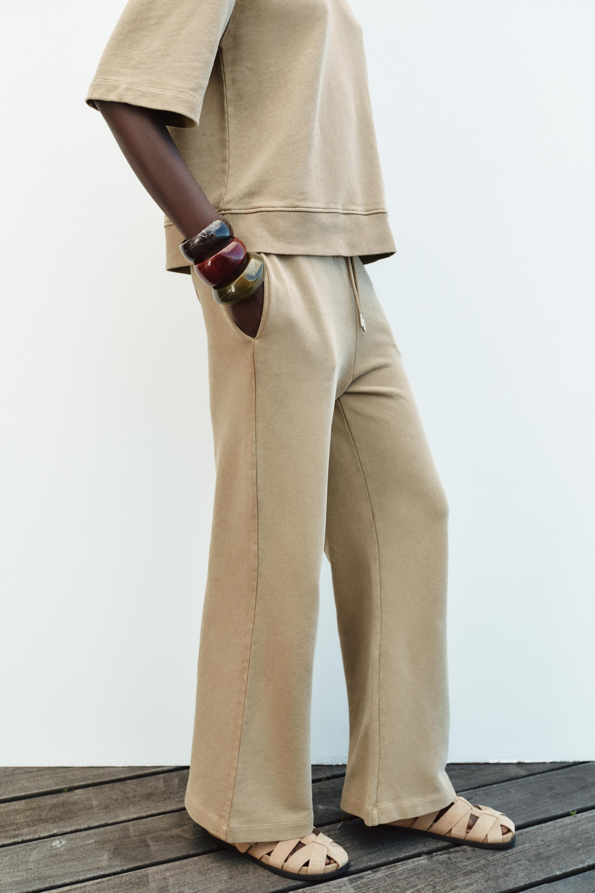 Mid-rise trousers made of a spun cotton blend. Adjustable elasticated waistband with drawstring. ... | Zara UK