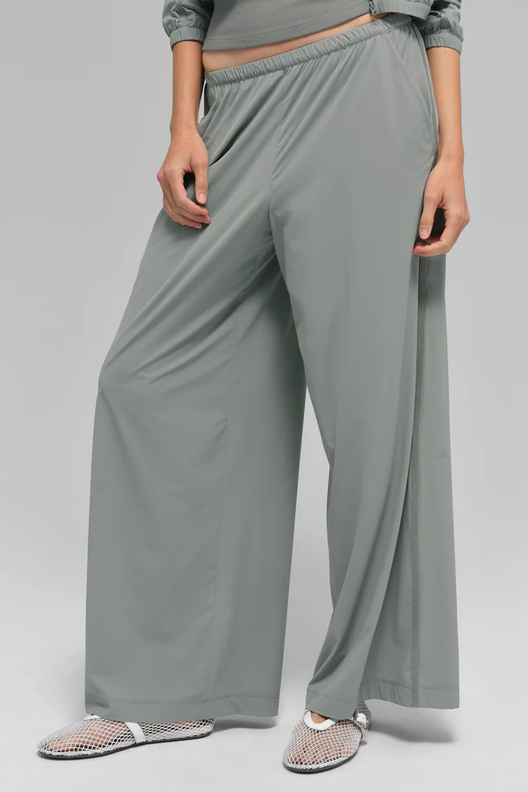 Breezy Wide Leg Pant (Regular) - Lunar Grey | Alo Yoga (US)