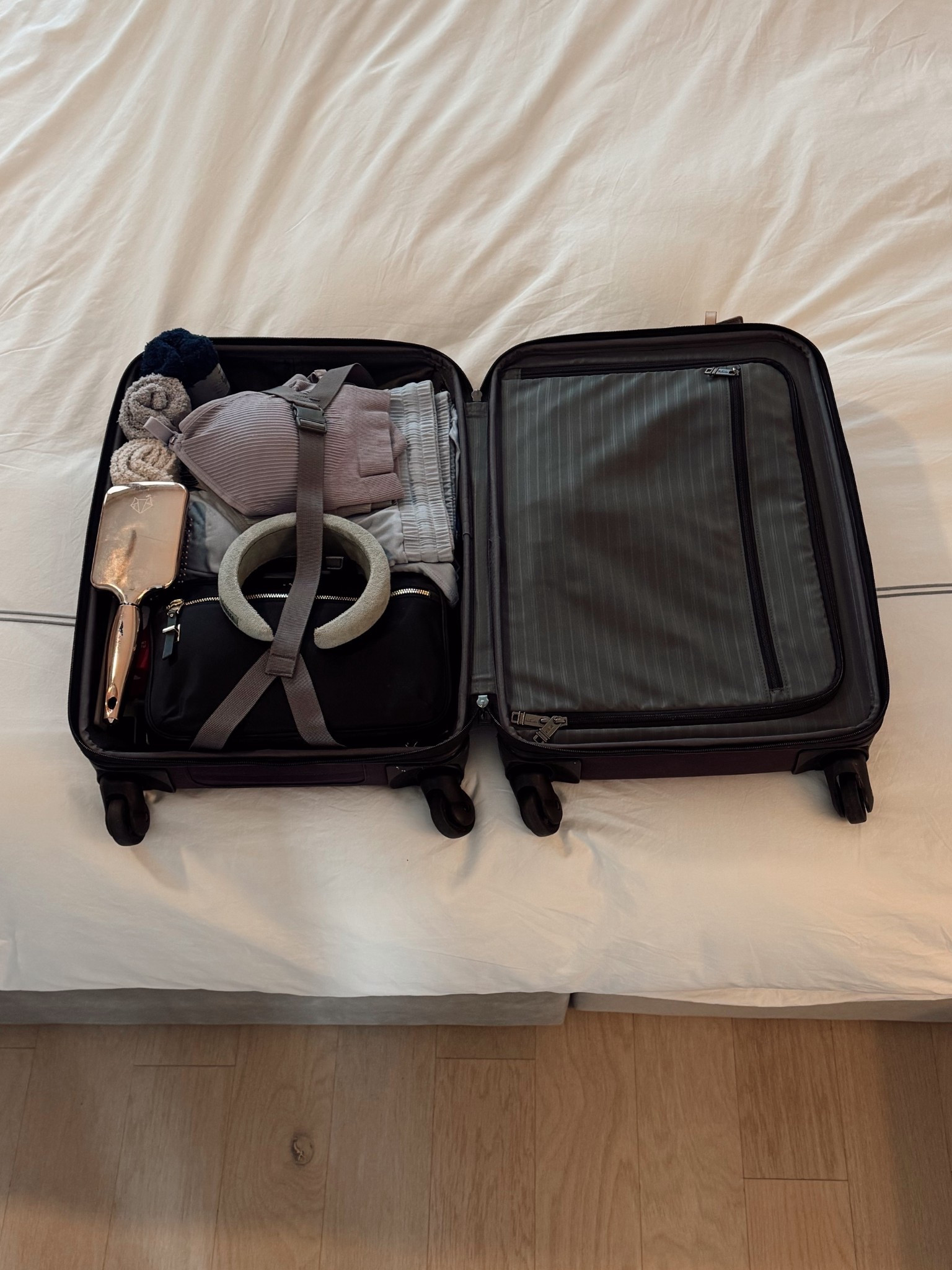 What’s in my hospital bag: EVERYTHING IS LINKED

Other items that are not linked so you can add to your checklist:
-toiletries (dry shampoo, shampoo, conditioner, skincare)
-breast feeding pillow
-all pumping parts
-at home pillow (for both mom and dad)
-phone charger
-wallet with ID
-iPad
-games! (Nick and I love board games)

I never pack postpartum care items because I use everything at the hospital and save my stuff for once I’m home

#LTKBump #LTKmomlife #LTKBaby