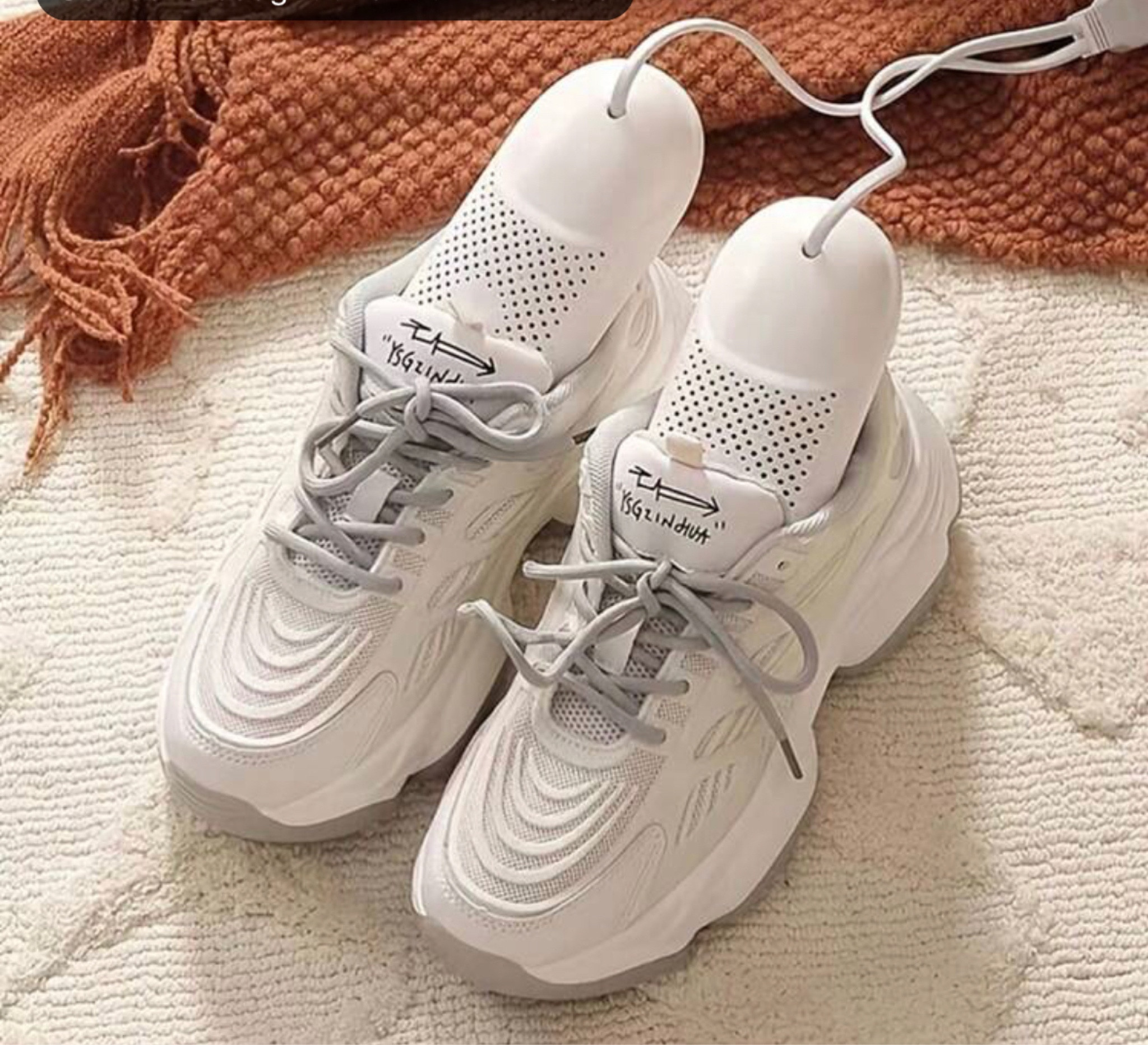 Bora achar um jeito de secar o tênis sem danificar. 

#LTKfamily #LTKHolidaySale #LTKhome