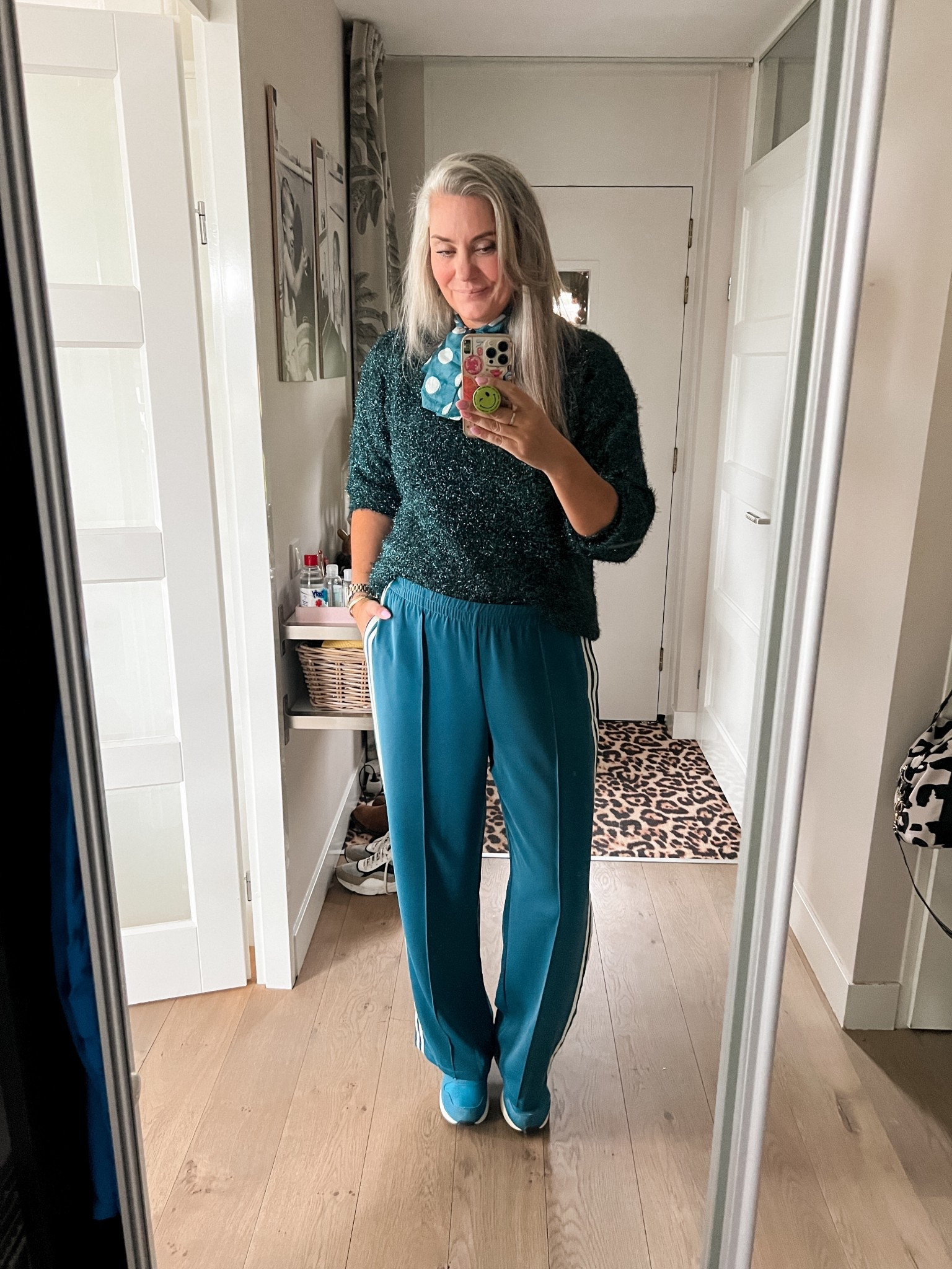 OOTD - Zaterdag. Teal broek (Shoeby, xl maar nu aan de grote kant). Teal fuzzy glitter trui (tts), with t-shirt (tts) en Nike Air Max (heel oud). 



#LTKeurope #LTKnederlands #LTKwinter