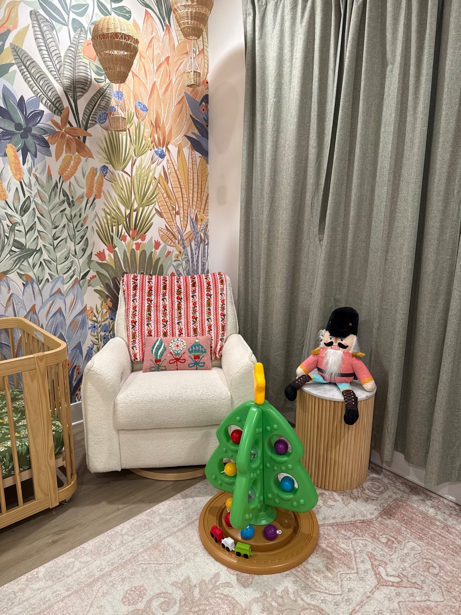 Christmas this year is going to be even more special now that Raelynn is older and is obsessed with all the decorations 💚❤️. She helped decorate her bedroom with the help of @wayfair and it turned out perfectly. 

#ad #WayfairPartner #Wayfair #WinTheSeason 