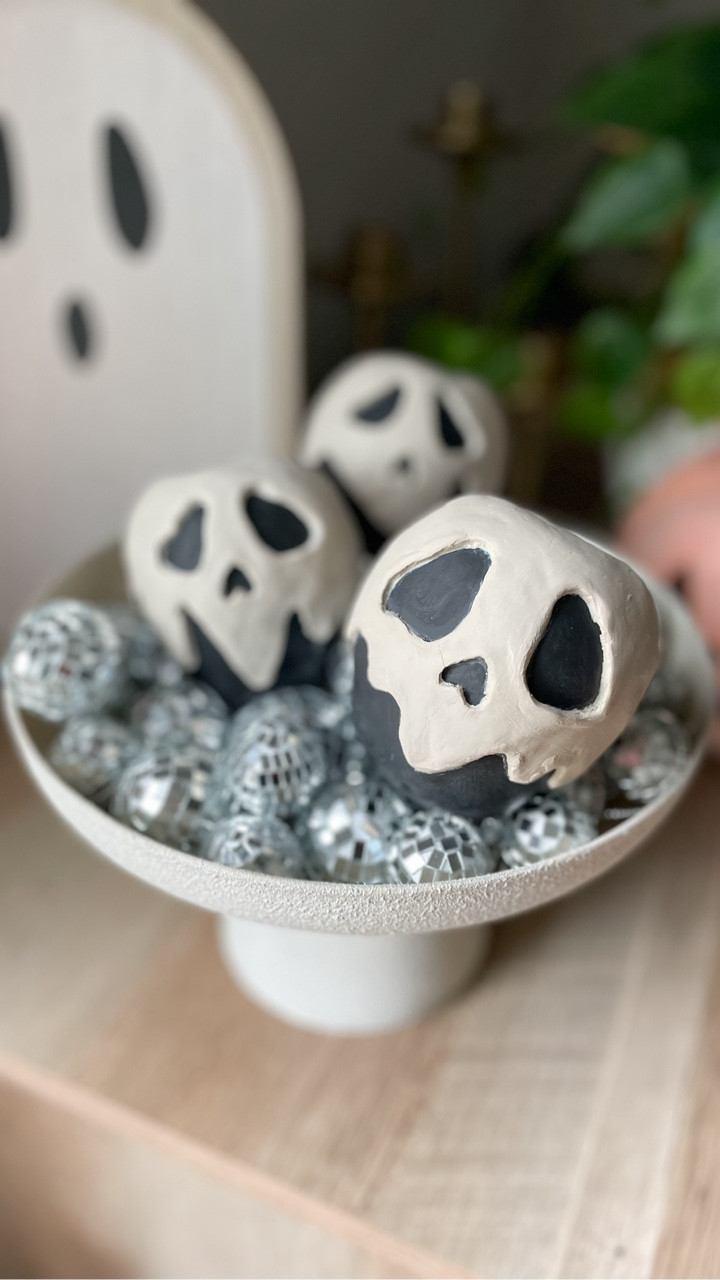 🖤 DIY Poison Apple Decor 🖤
With fake apples from @michaelsstores spray paint from @mycolorshot and @crayola air dry clay, I was able to make these *to die for* apples! 😉 

#LTKSeasonal #LTKHome