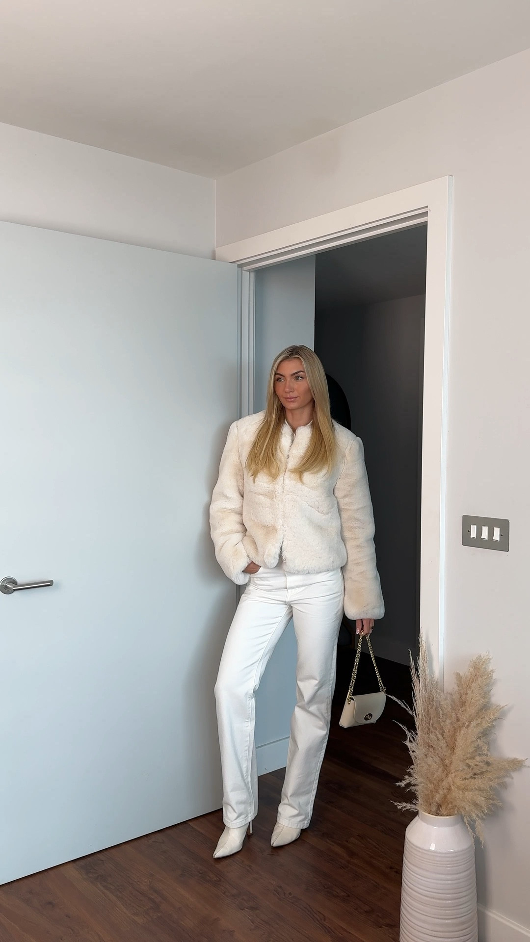 Cosy chic winter whites 🤍☁️✨

Monochrome outfits always look so elevated & expensive!!! 
Fab for smart casual autumn / winter outfits 🤌🏼🤌🏼



Autumn outfits UK, how to style white jeans, cream jacket, faux fur jacket, white shirt, smart casual outfit, neutral outfits, chic style, cozy chic outfit, how to look expensive. 


#LTKwinter #LTKautumn #LTKuk