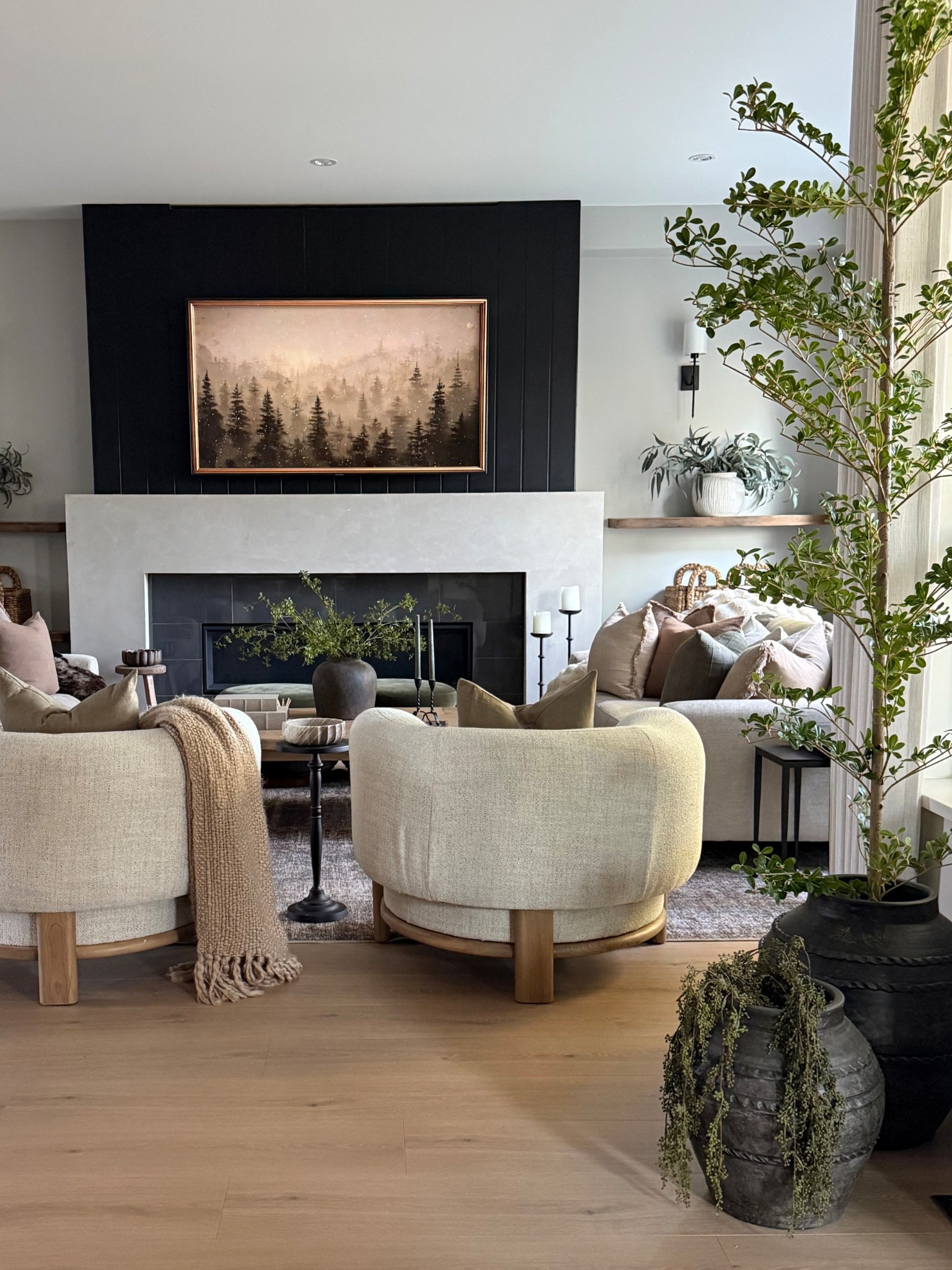 Living room views.. 
Calm, neutral and cozy 🤎