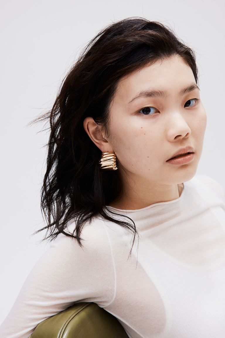 Fluted Hoop Earrings - Gold-colored - Ladies | H&M US | H&M (US + CA)