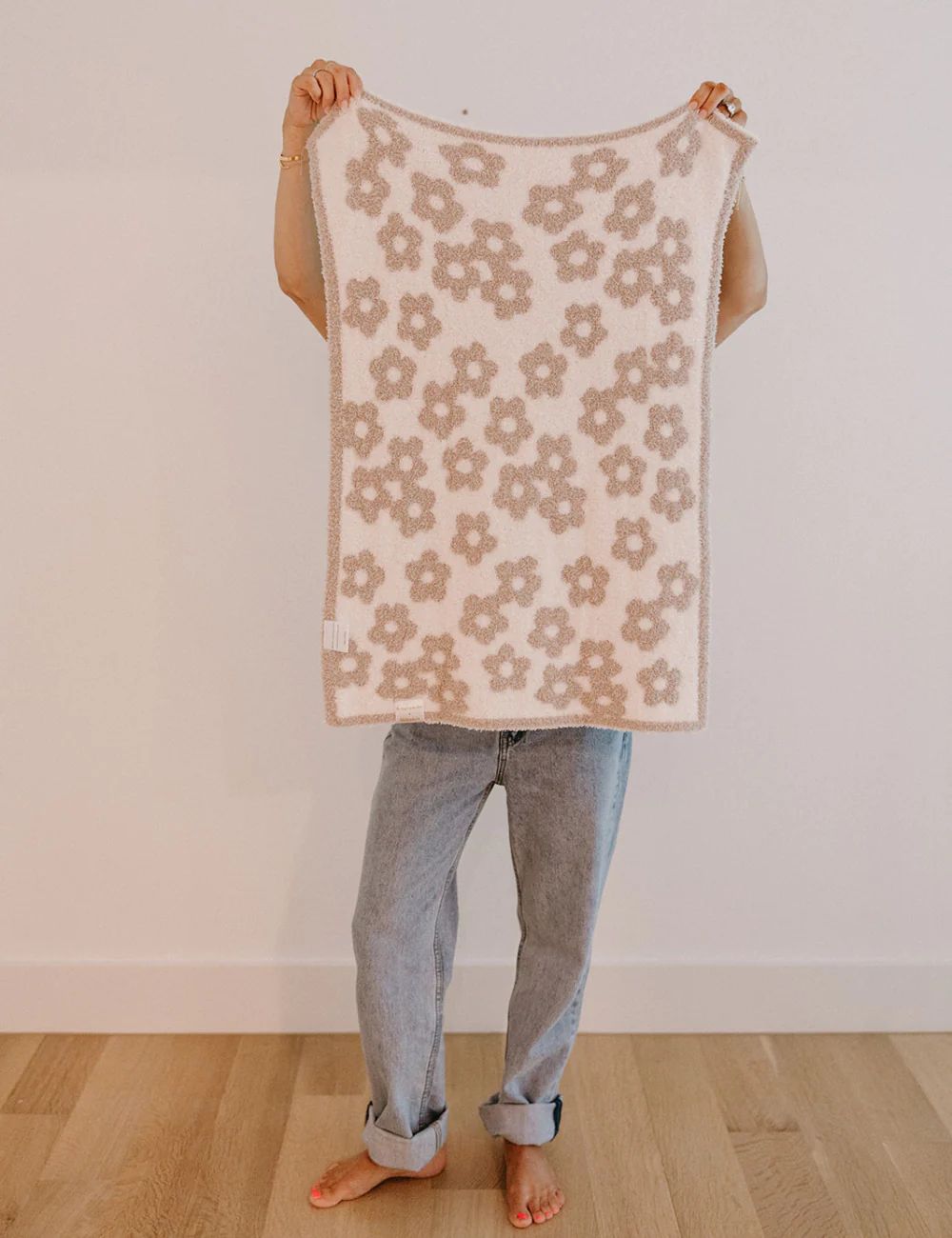 TSC x Madi Nelson: Daisies in Bloom Buttery Blanket | The Styled Collection