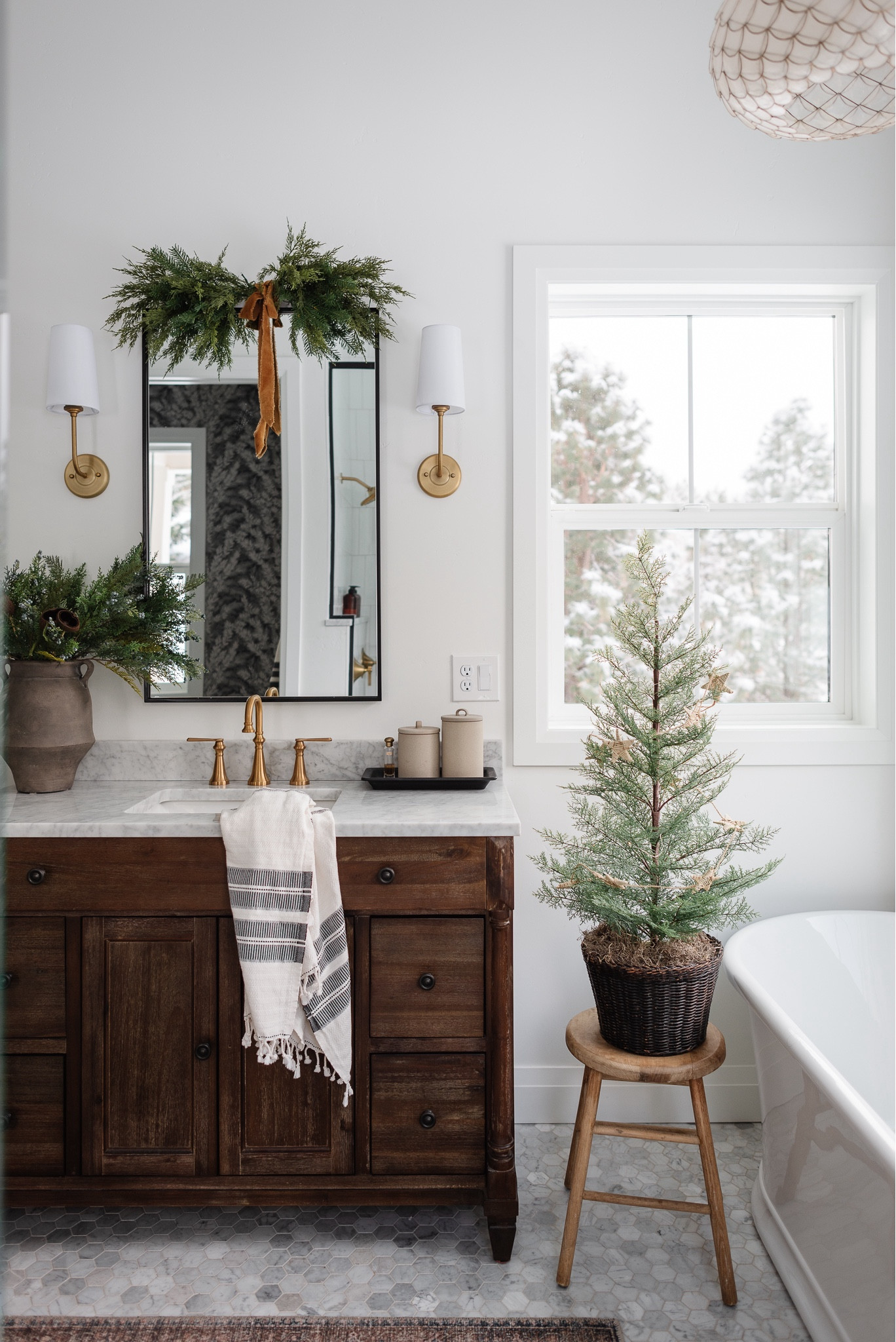 Holiday bathroom inspo 

#LTKHoliday #LTKSeasonal #LTKHome