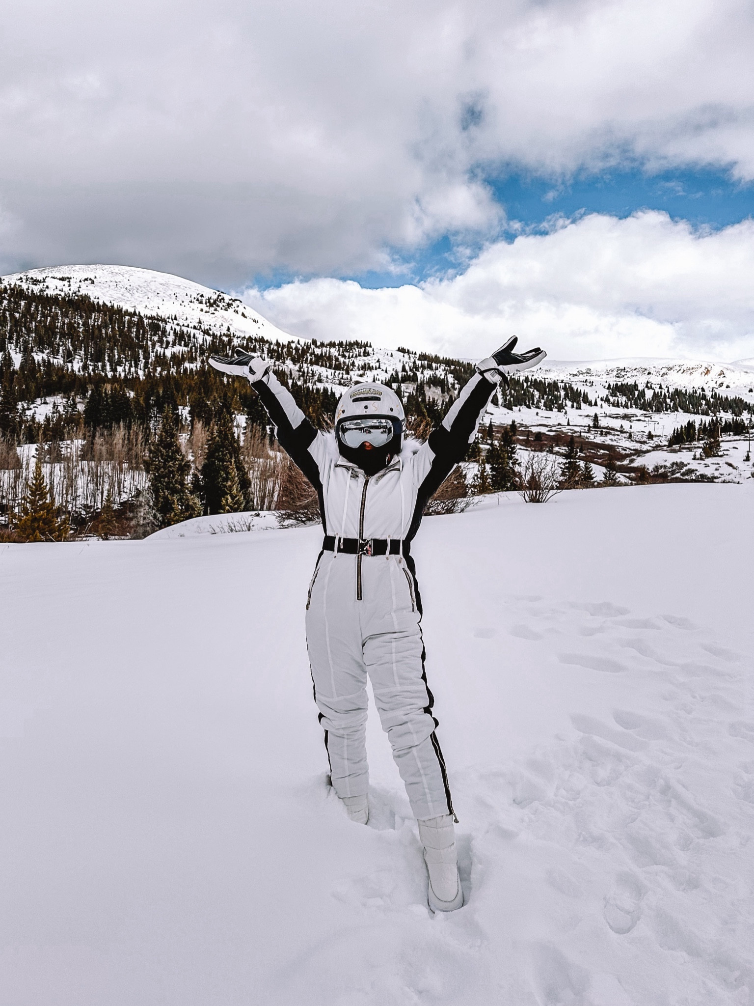 Ski/snow Suit 🤍🎿
.
.
.
Snowmobiling, ski outfit, snow outfit, ski onesie, snow onesie, white snow suit, white ski suit, ski goggles, winter outfit, winter ski jumpsuitt

#LTKSeasonal #LTKHoliday #LTKtravel