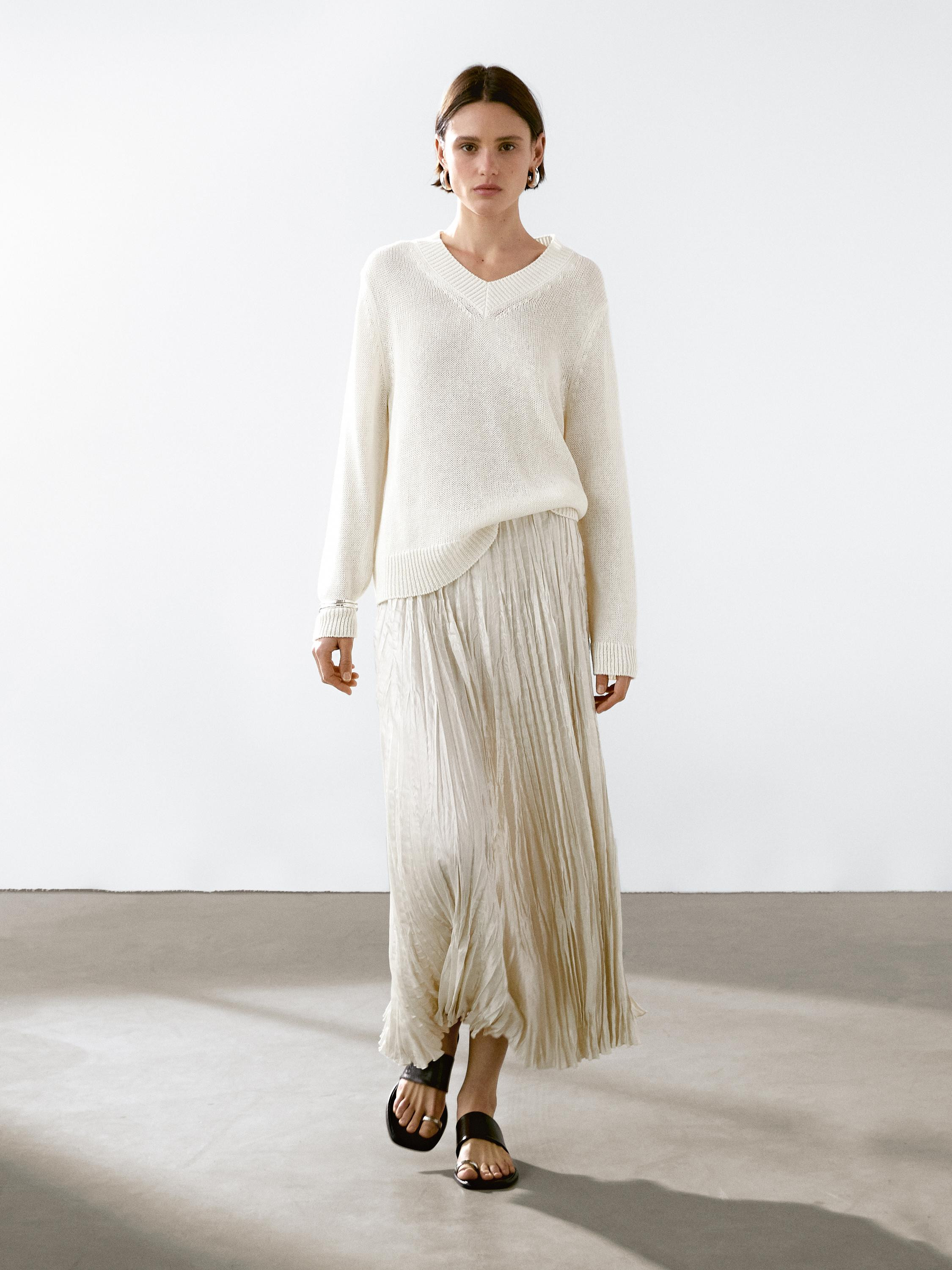 Cotton blend V-neck sweater
    
 $120.00  Add to basket  SELECT SIZE | Massimo Dutti US