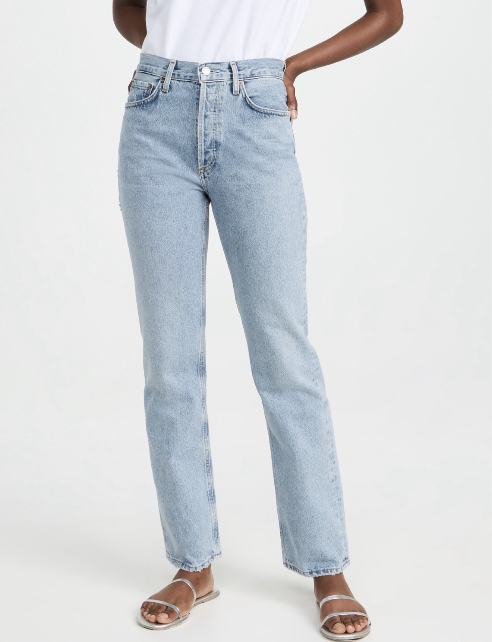 My new favorite denim! I love the width of the light, not skinny, but not too baggy. Very flattering fit with a midrise. I suggest going down one size in the fit! I’m usually a 27/28 and I went with the 27. I also cut the hem. They were a few inches too long on me (I’m 5’4”)