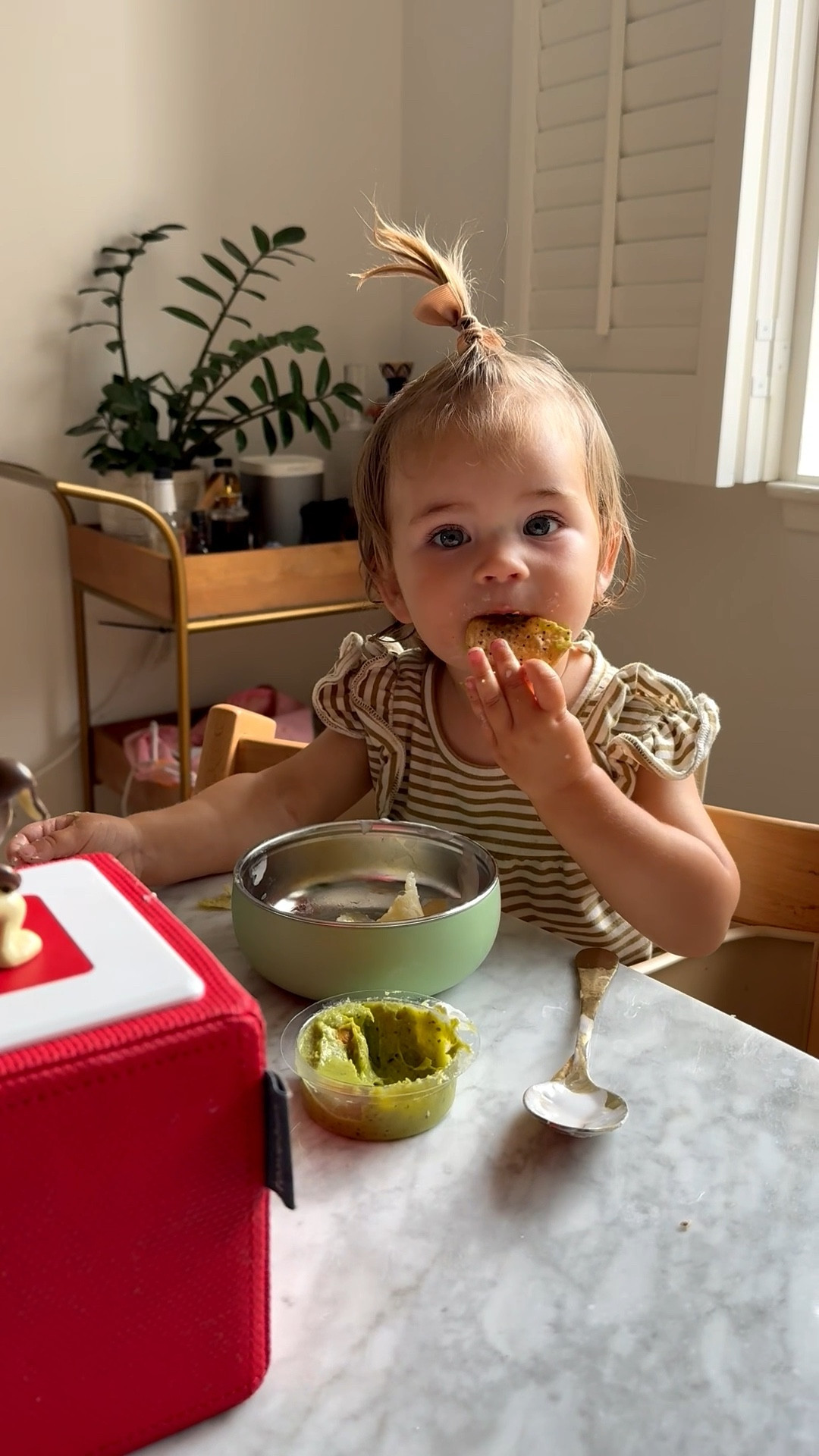 My one year recently started boycotting her high chair, but today this set up was the answer… we took the tray off of her high chair so she could be pulled up to the table, put the toniebox in front of her 🙈, & gave her some big girl dishes! 
