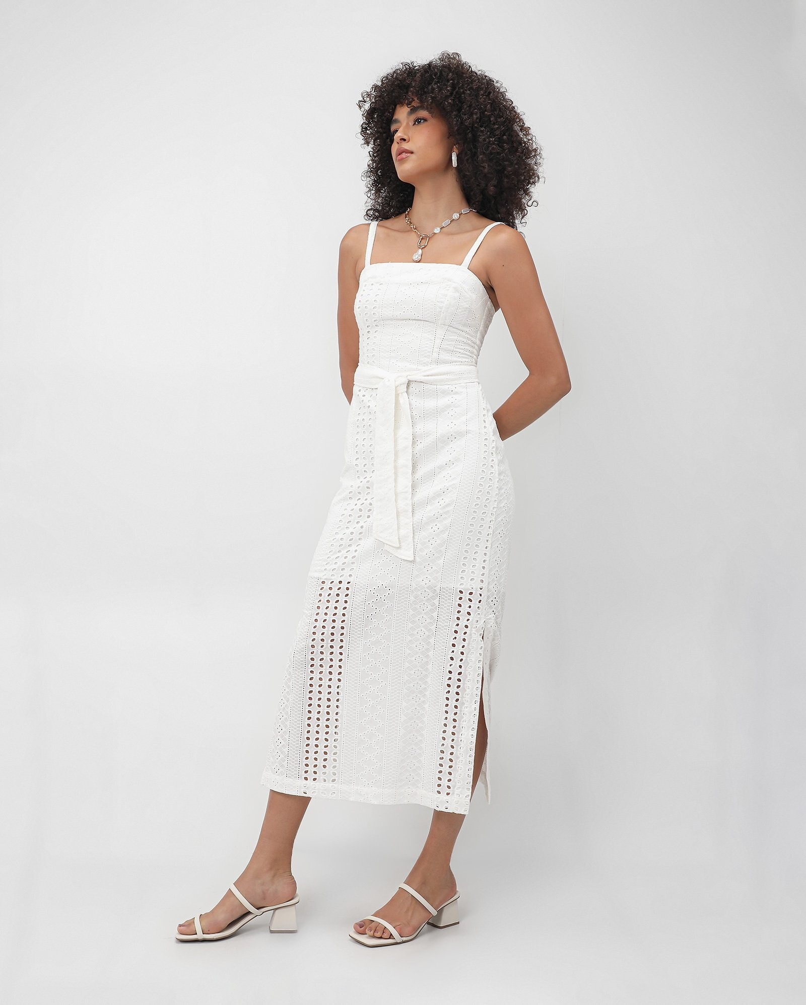 Vestido midi em laise reto com faixa branco | AK by Riachuelo | Riachuelo (BR)