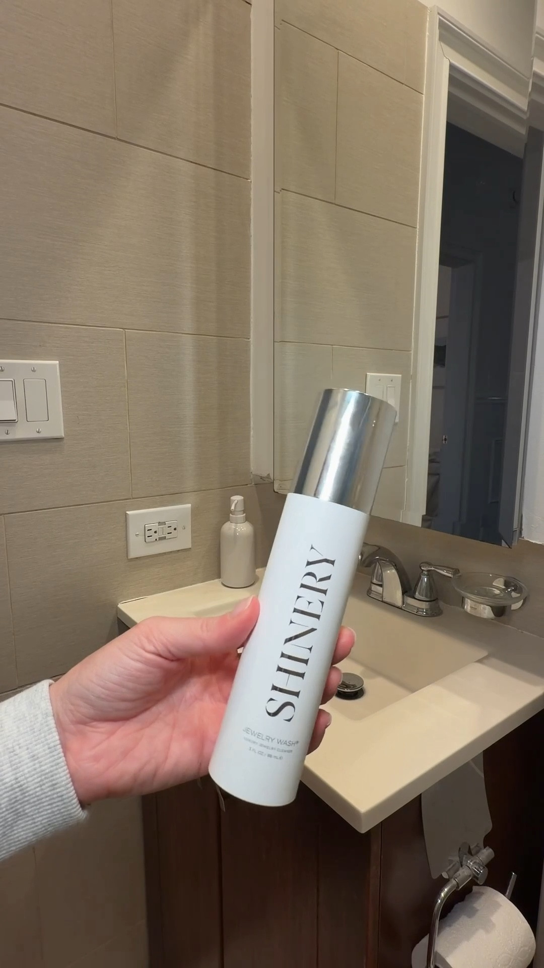 #ad easiest jewelry refresh 🧼🫧 this takes less than 5 minutes and you use it just like a hand soap and it cleans all your jewelry softly 🧘‍♀️🫧 
#shinery 

#LTKmorningroutine #LTKgrwm #LTKBeauty