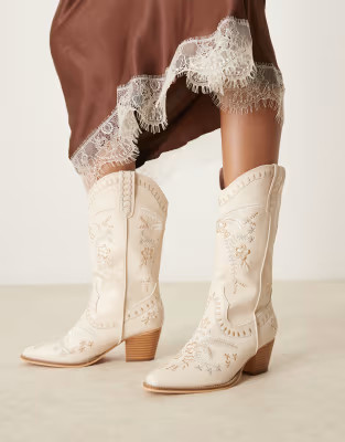 Glamorous Wide Fit – Bestickte, kniehohe Westernstiefel in Cremeweiß | ASOS (Global)