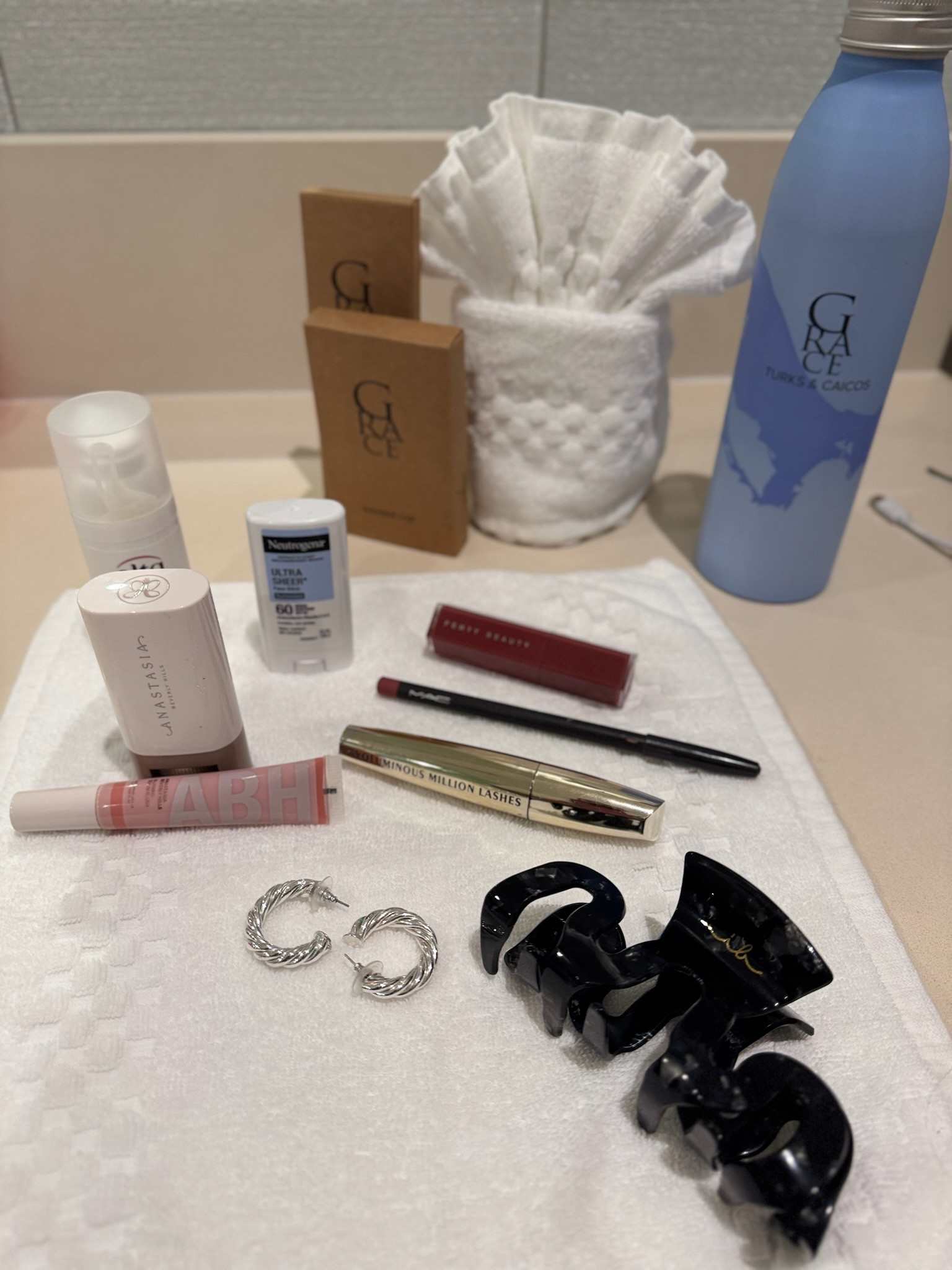 Vacation favs for face!!

Blush • ABH
Lip Gloss • Riri by Fenty Beauty
Mascara • Voluminous Lashes
Sunscreen • Ulta MD
Claw Clip + Hat

Throw a “sun kissed” blush on, do your lips and make those eyes pop w mascara- that’s all you need!! 🙌🏻

#LTKTravel #LTKBeauty #LTKStyleTip