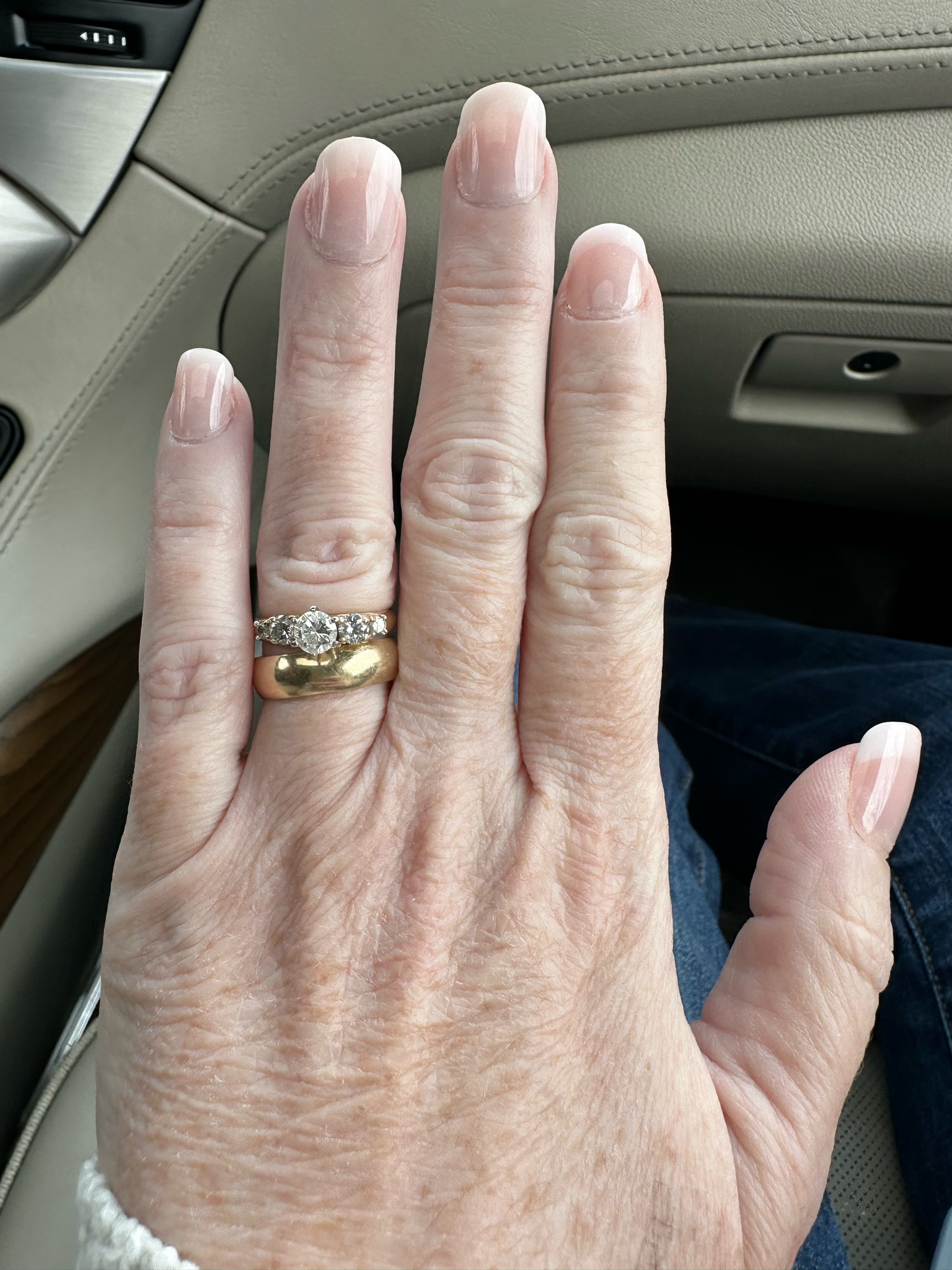 I loooove this brand of  nails. Mine are thin and break easily. So I tried these. They have been on for two weeks. Make sure you scuff file your nail and the inside of nail. Do that and yours will last too! 
#pressonnails #naturalnails #kissnails #nailglue #frenchmanicure 