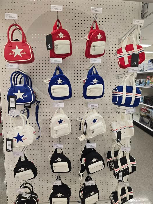 Sooooo adorable ♥️🤍💙 #converse #chucktaylor 

 