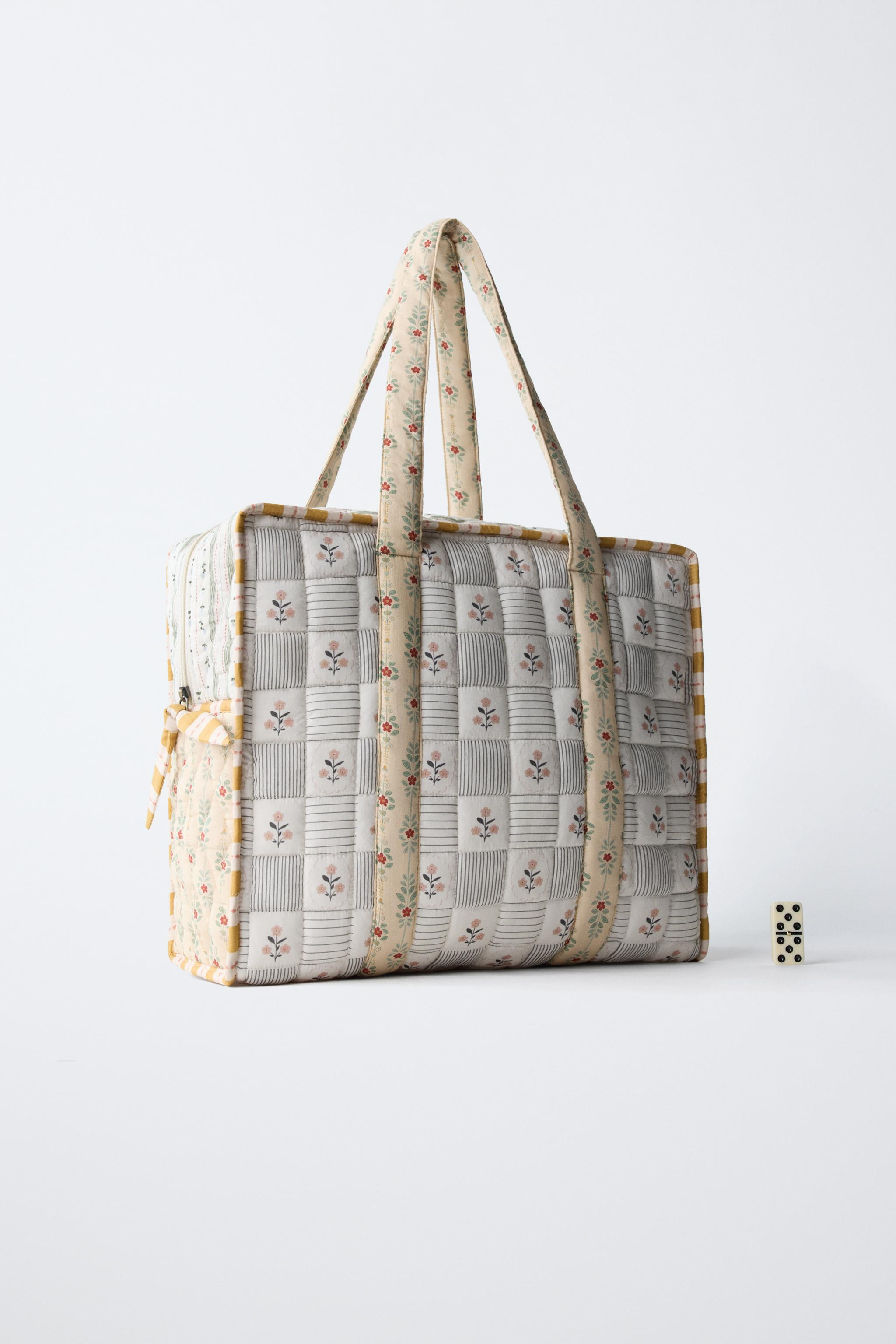 Quilted bag with a contrasting floral print. Features a main compartment with zip closure and dou... | Zara UK