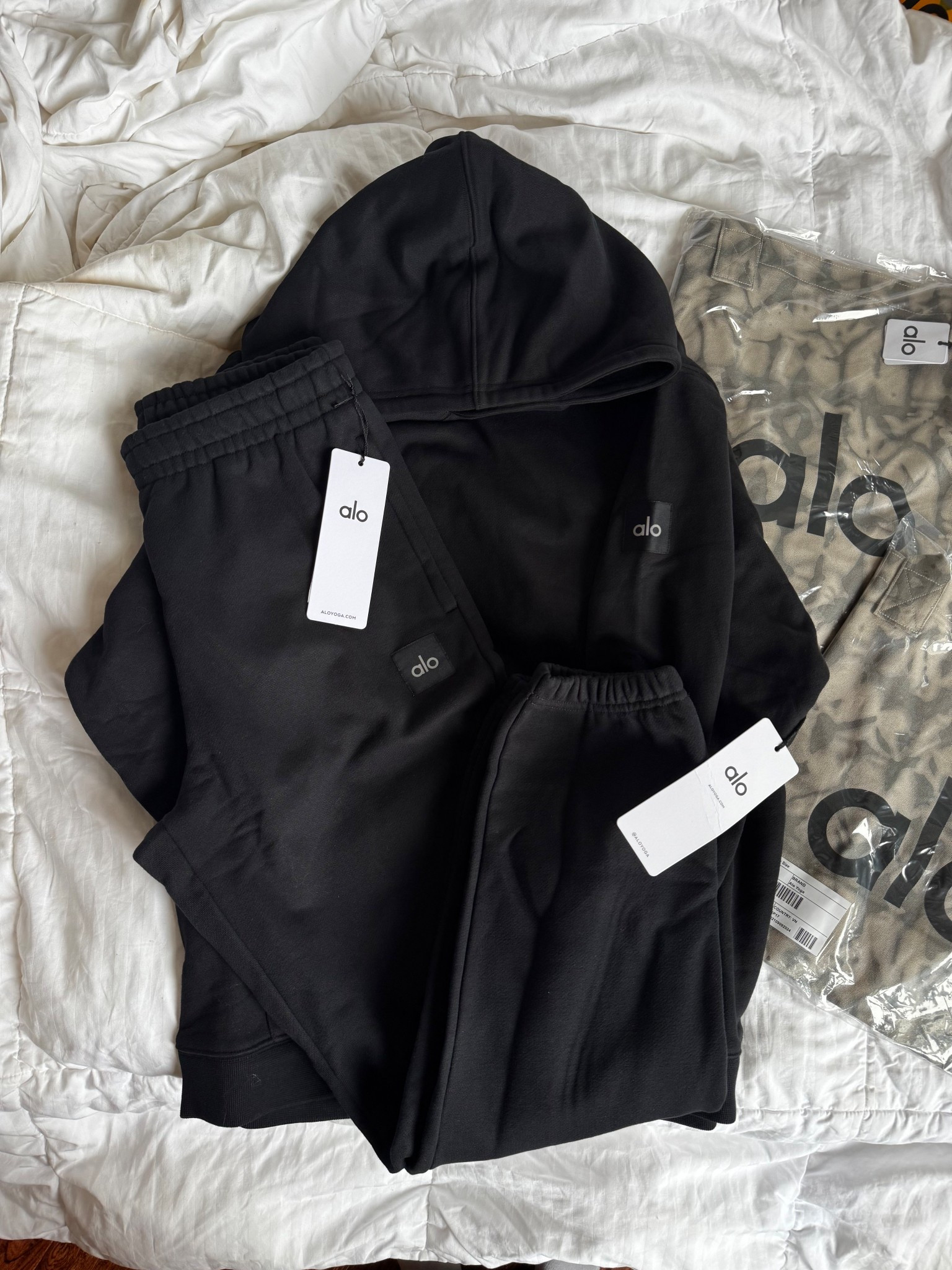 Alo haul 

Sweatshirt - s
Sweatpants - xs