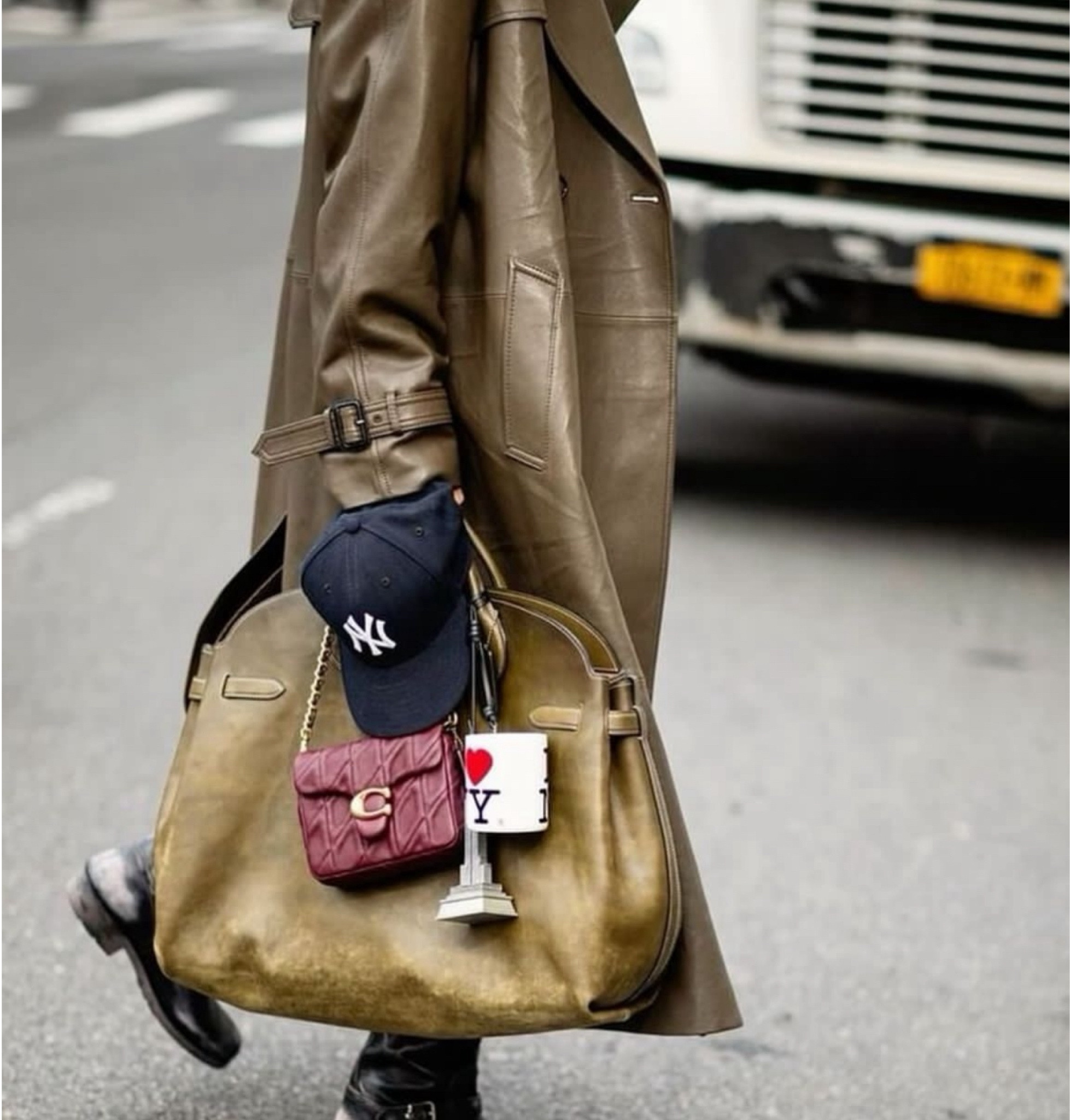 COACH🙌🏻#handbag #coachcarryall #carryall #coach #designer #bagcharm #charms #oversized 

#LTKTravel #LTKItBag #LTKStyleTip