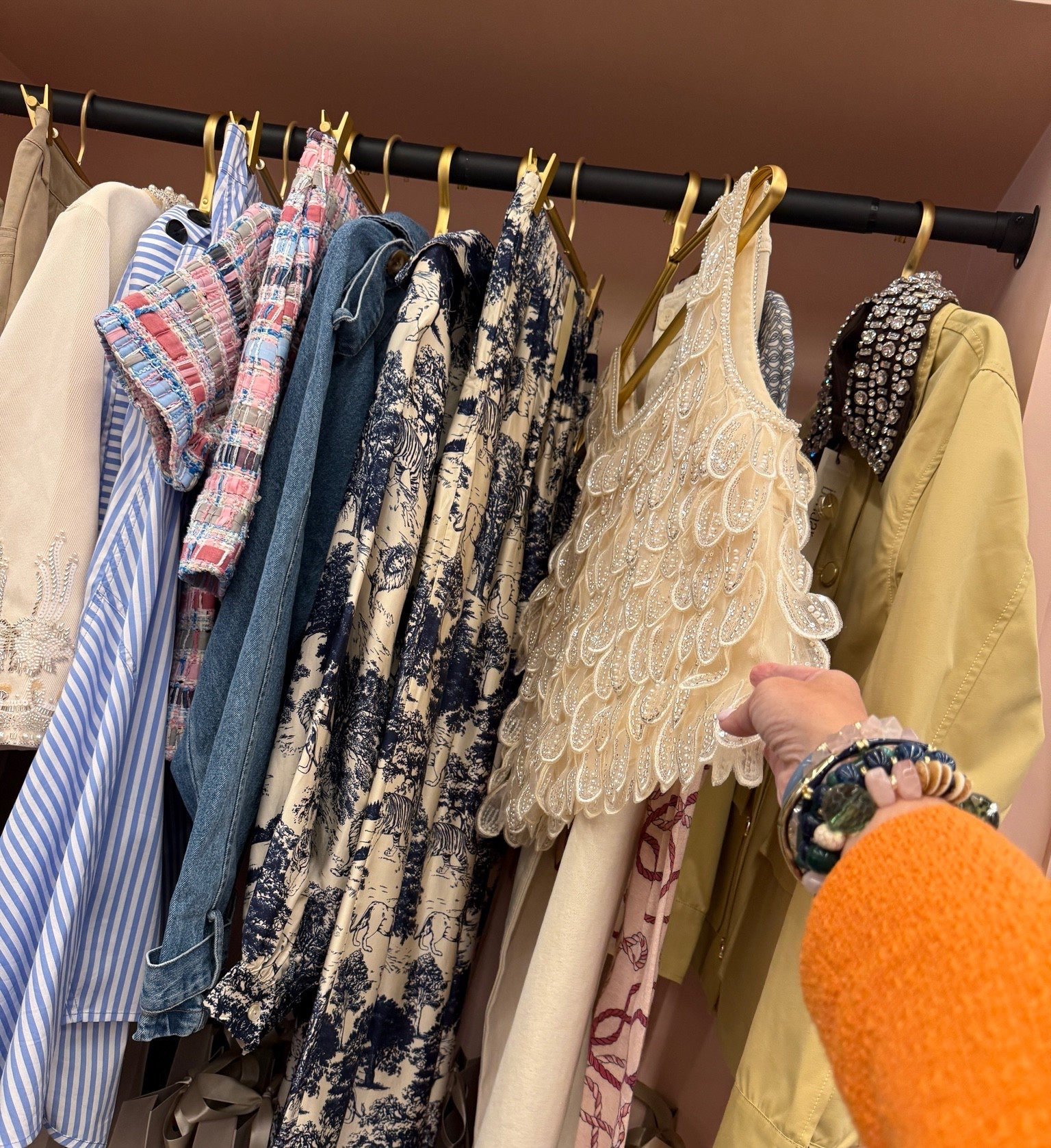 Can you even with this top?!! My new favorite brand…it’s so good yall. The colors, the fabrics, the details are such a yes!

#LTKCon #LTKdayinmylife #LTKOver40