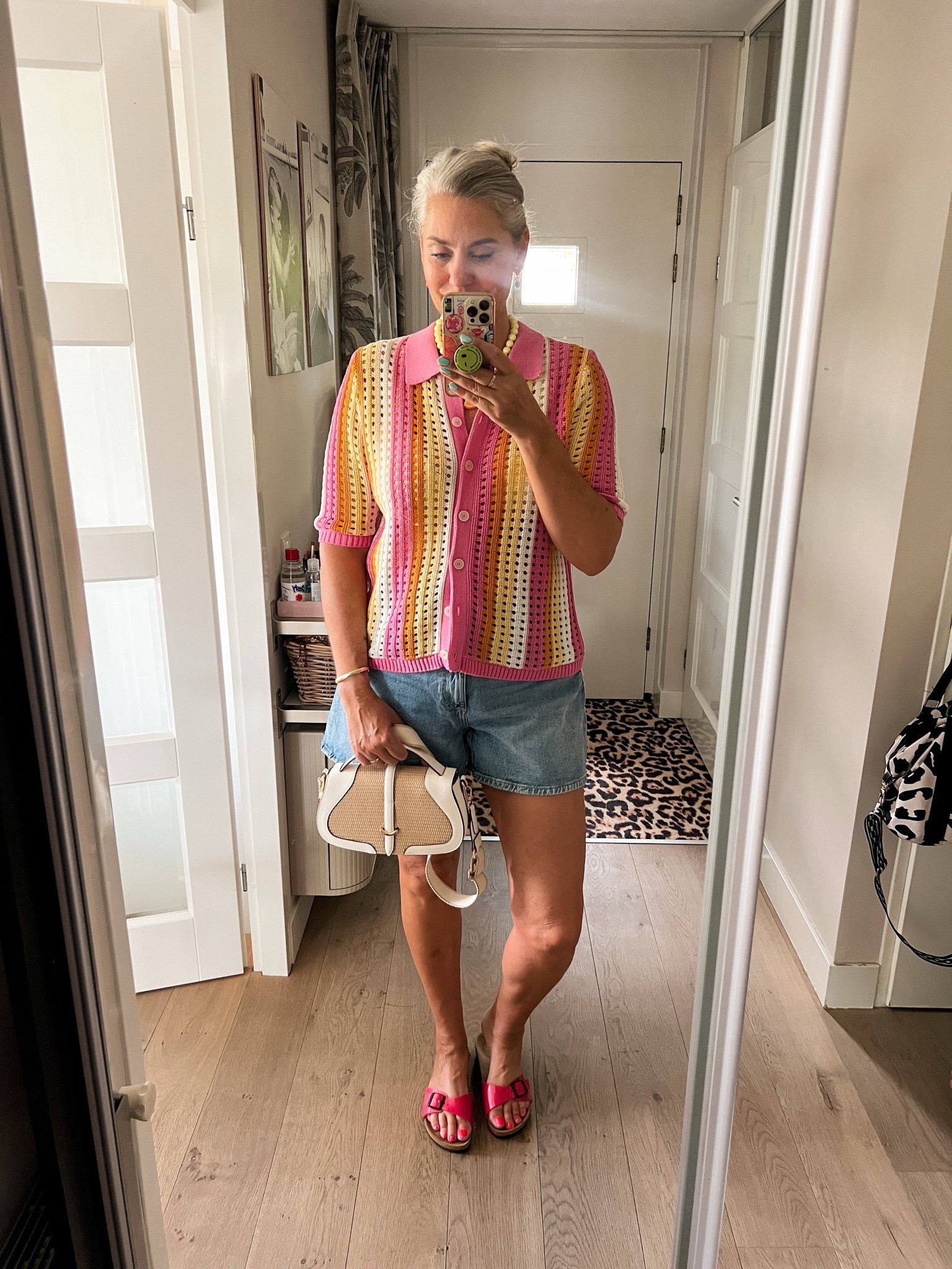 OOTD - Zaterdag. Roze, wit, geel en oranje gehaakt polo vestje (Zara, L) op een mom fit denim short (Zara, 44), gele kralenketting (oud), hardroze Birkenstock slippers en een zomers handtasje.

#LTKnederlands #LTKeurope #LTKsummer