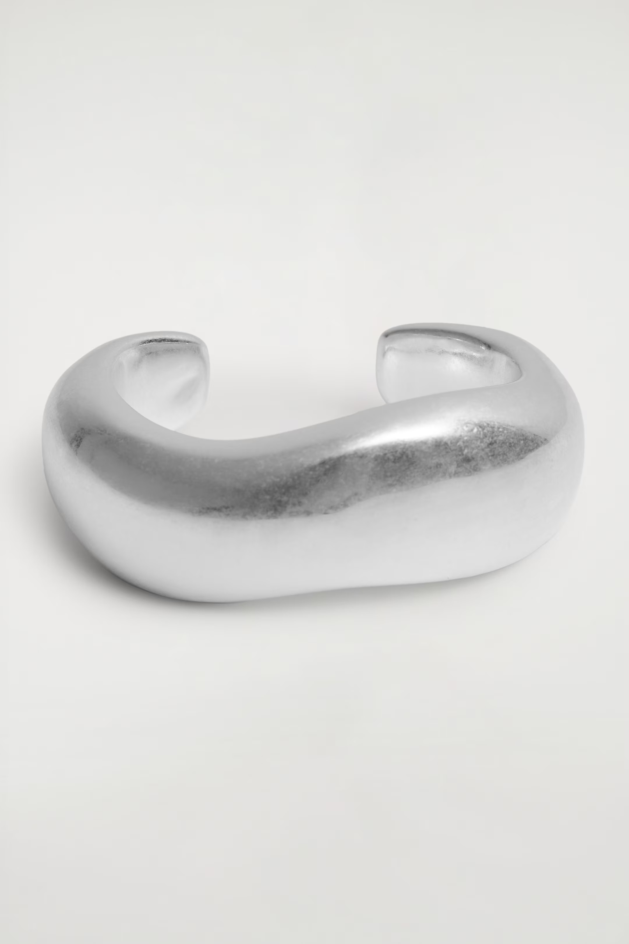 CURVED WOODEN CUFF - WALNUT | COS | COS (EU)