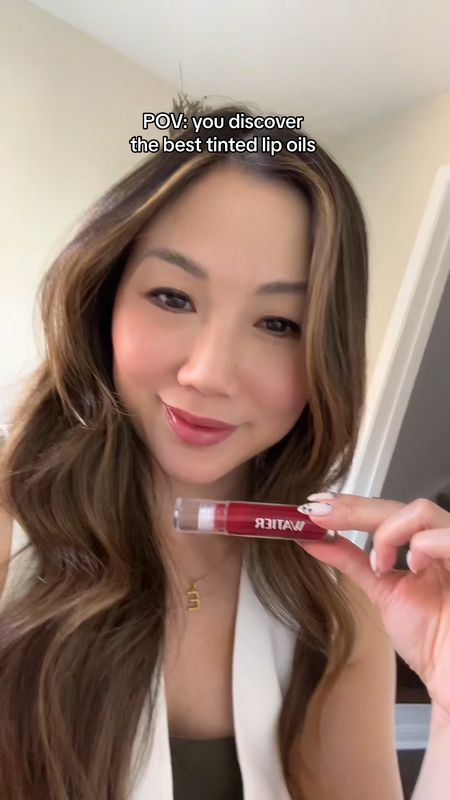 
My latest fave: Love My Lips - Caring Lip Oil from @watier! They’re infused with hyaluronic acid and tsubaki oil for double dose of hydration and shine! Perfect for those casual no makeup summer looks! Which shade is your favorite? 

1. Cassis - sheer Purple
2. Fraise - sheer Red
3. Cantaloup - orange
4. Framboise - pink
