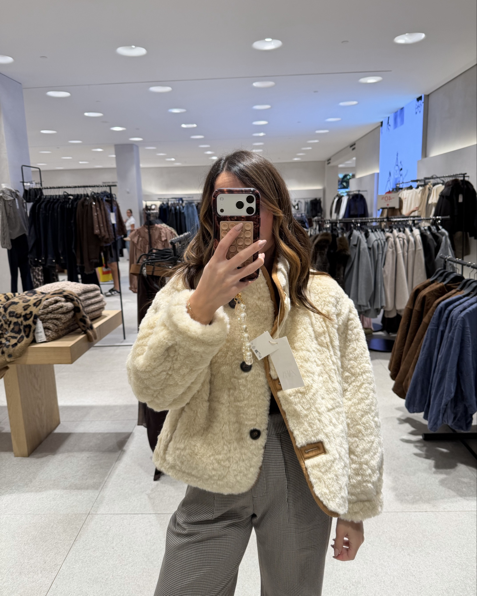 This jacket is reversible!!!! Ah! Wearing xs! 