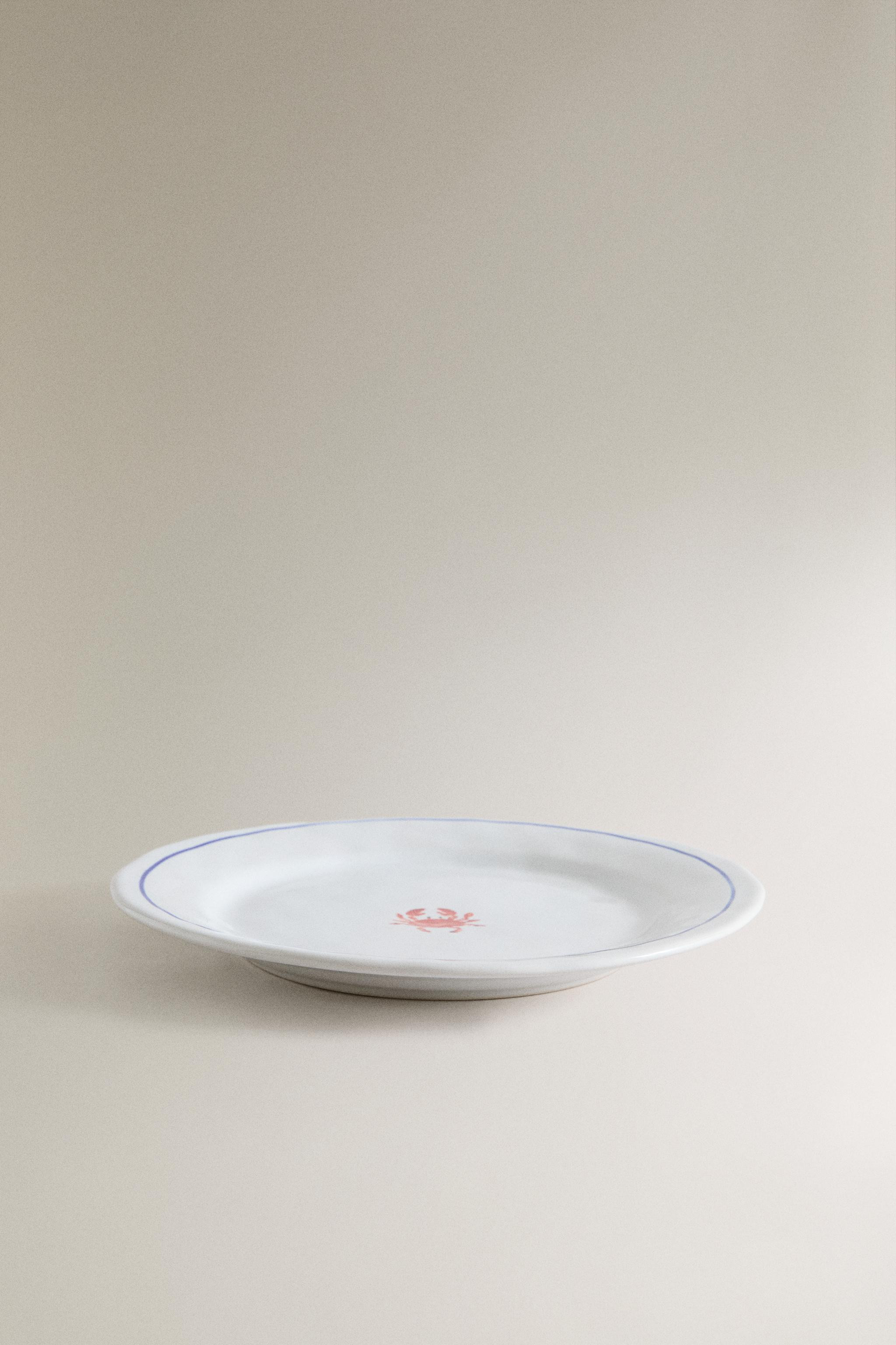 Dessert plate made of stoneware with a blue-coloured rim. It features a decorative crab motif in ... | Zara UK