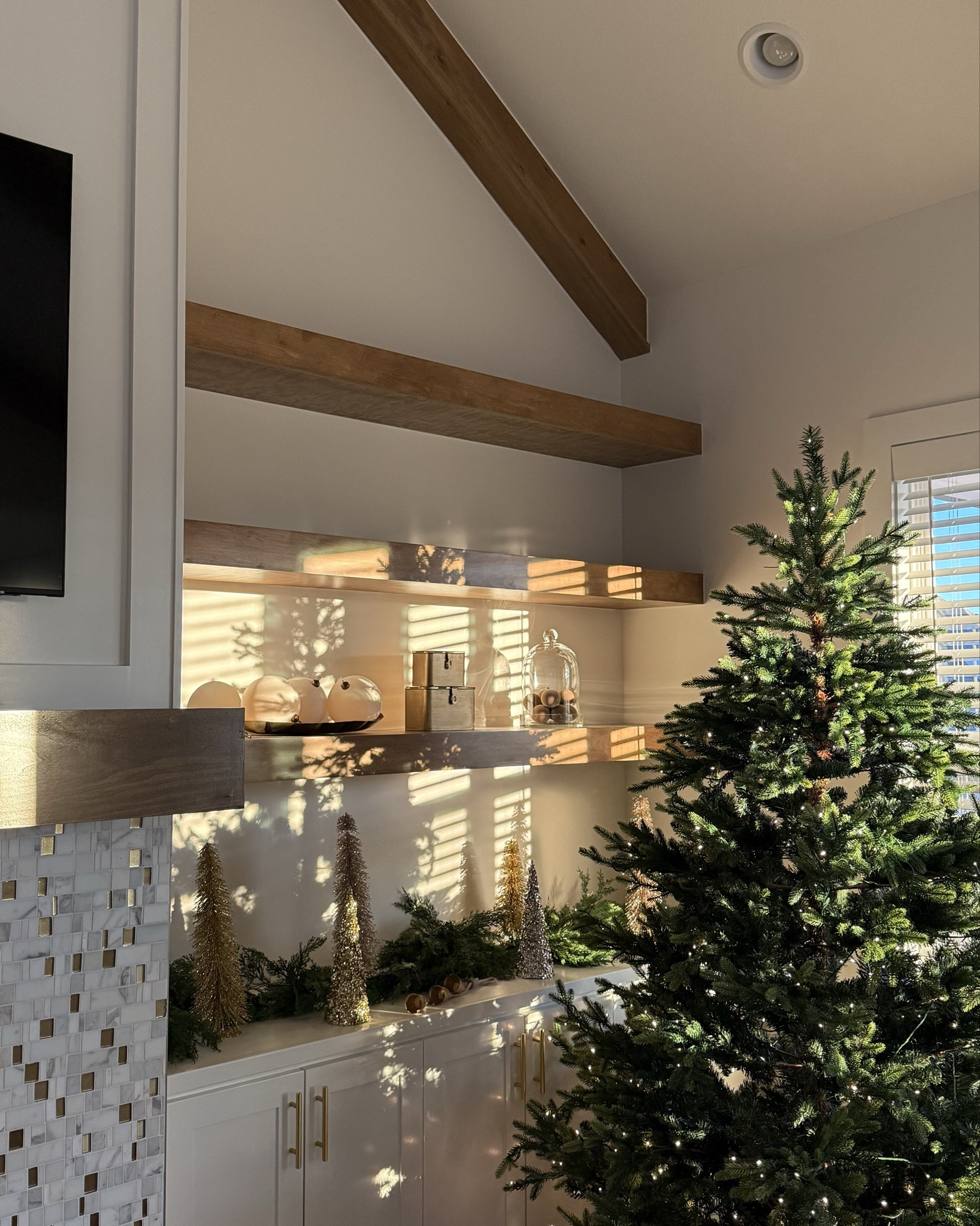 It’s November so that means it can officially be Christmas decorating time!!

Faux Christmas tree, artificial Christmas tree with lights, Christmas garland, faux garland, neutral Christmas decor, gold Christmas trees, gold Christmas decor, Christmas bells, velvet Christmas ornaments, flocked Christmas ornaments, Christmas decor ideas, Christmas decor inspo, Christmas decor inspirations, transitional Christmas decor, prelit Christmas tree, Christmas shelf decor, Christmas shelf decorating, viral Home Depot Christmas tree, viral Christmas tree, Christmas mantel decor, Christmas dining room design, Christmas dining room decor, Christmas mantel decor, Christmas mantel decorations, personalized stocking name tags, knit Christmas stockings 




#LTKHoliday #LTKHome #LTKSeasonal