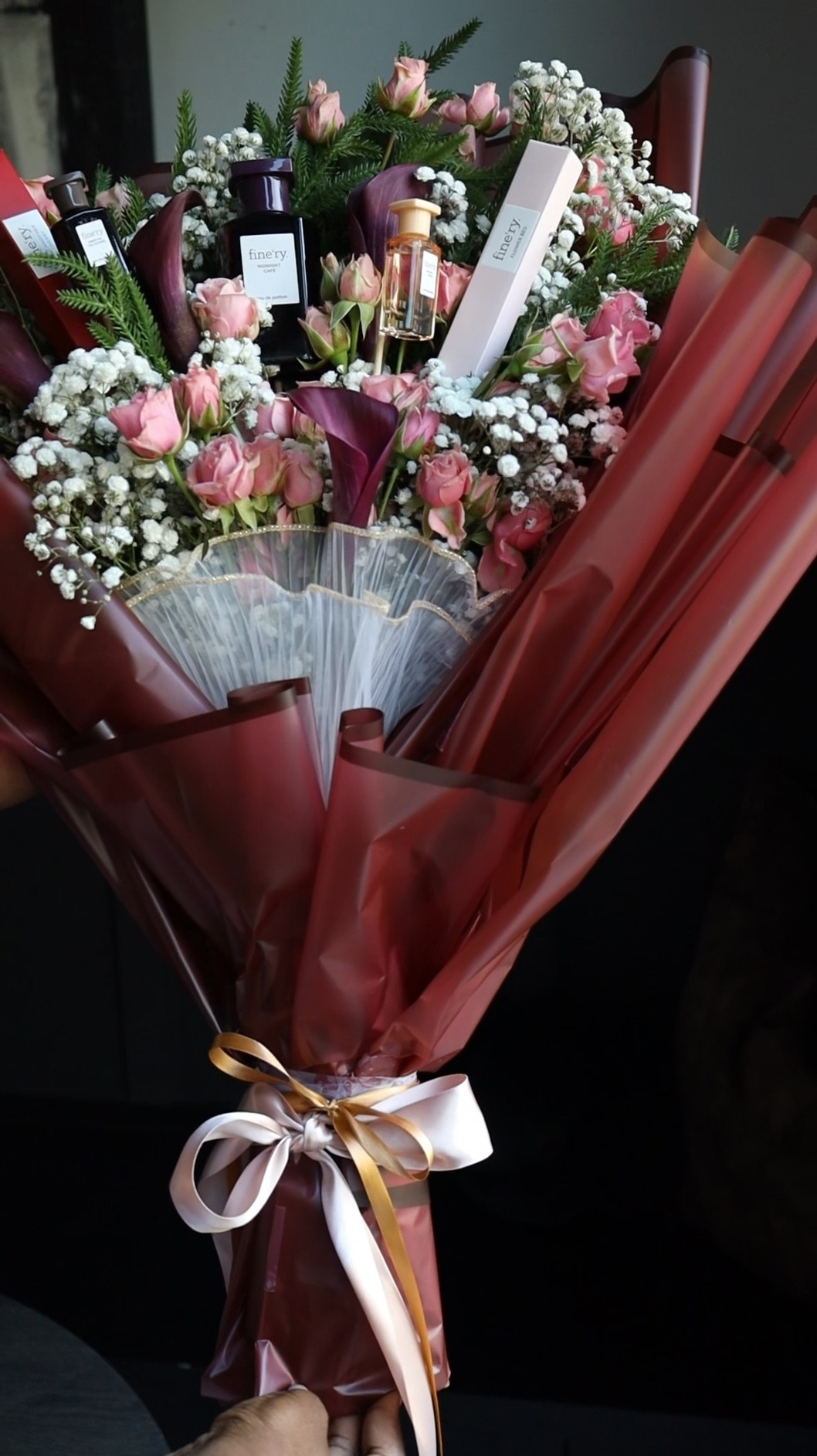 So your gifting perfume this holiday season? Let’s skip the bag and put it in a bouquet! A  flower bouquet filled with finery perfume would make the perfect gift this holiday season.