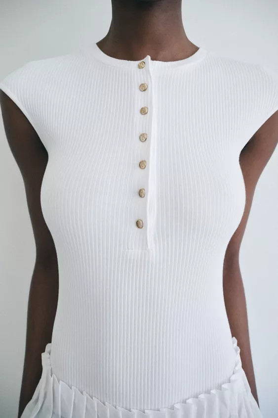 Sleeveless round neck bodysuit. Front button detail. Ribbed knit fabric. Snap button closure at b... | Zara US