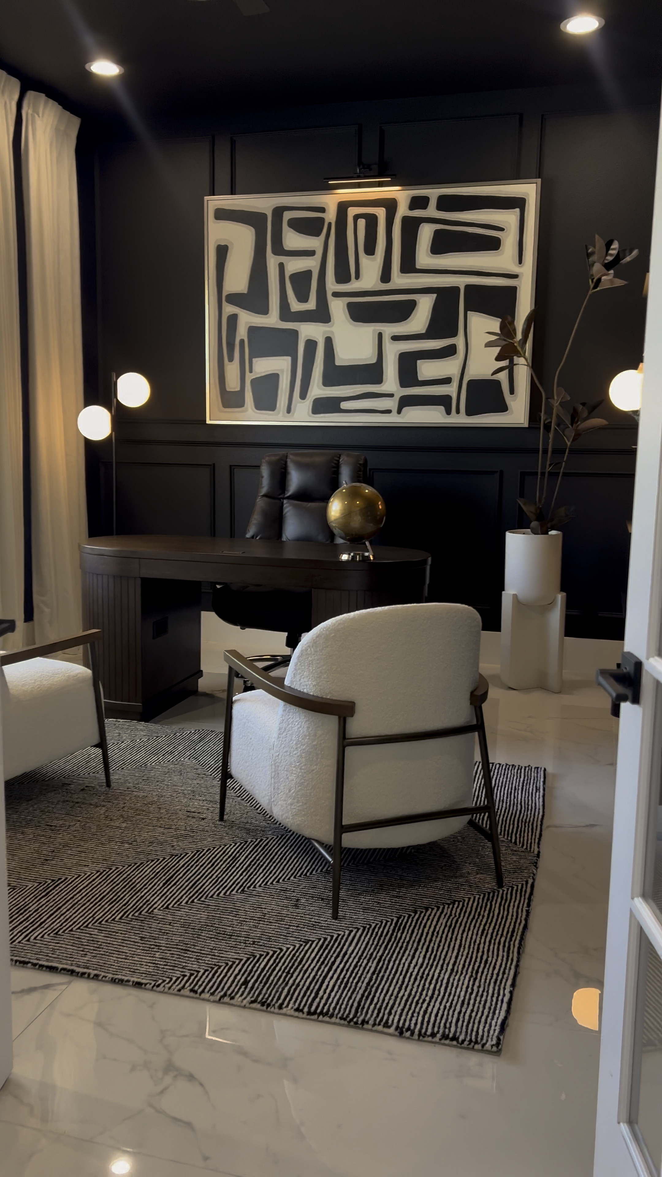 Never underestimate what a few key pieces can do. Accent walls, large art, beautiful lighting, they all work together to make your space feel intentional and inspiring. These @wayfair finds are some of my go-to’s #ad #wayfair #wayfairpartner 