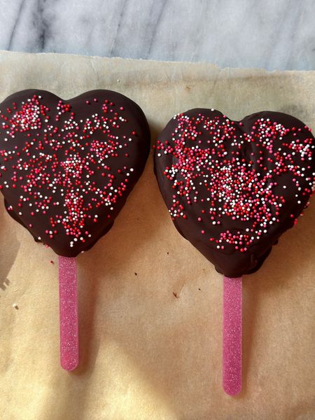 Everything you need to make these high protein froyo snicker heart pops for Valentine’s Day 

#LTKSeasonal #LTKparties #LTKfindsunder50