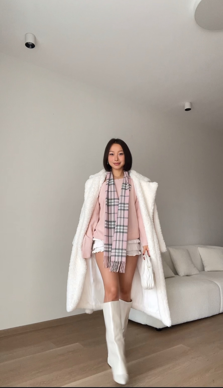strawberry vanilla girl winter outfit


teddy coat
pink sweater
white boots

#LTKVideo #LTKSeasonal #LTKstyletip