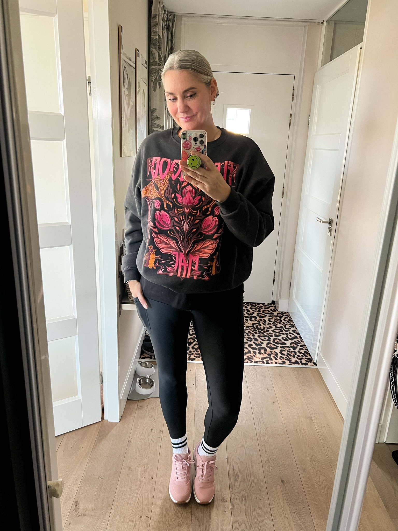 Ootd - Sunday. Some days I just don’t get dressed. Spent the first part of the day in my pj’s and the second part in my workout clothes 🤷🏼‍♀️. Wearing an old Fleetwood Mac sweatshirt with a workout top and black leggings (Maya Freya), crew socks and pink Skecher sneakers. 



#LTKnederlands #LTKfitness #LTKeurope