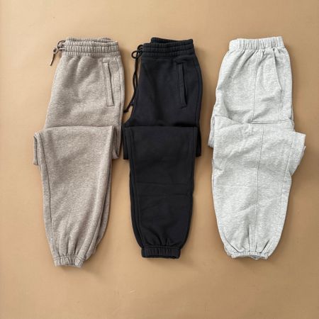 Abercrombie & Fitch Essential Sunday Sweatpant. Essential Oversized Cargo Sunday Sweatpant