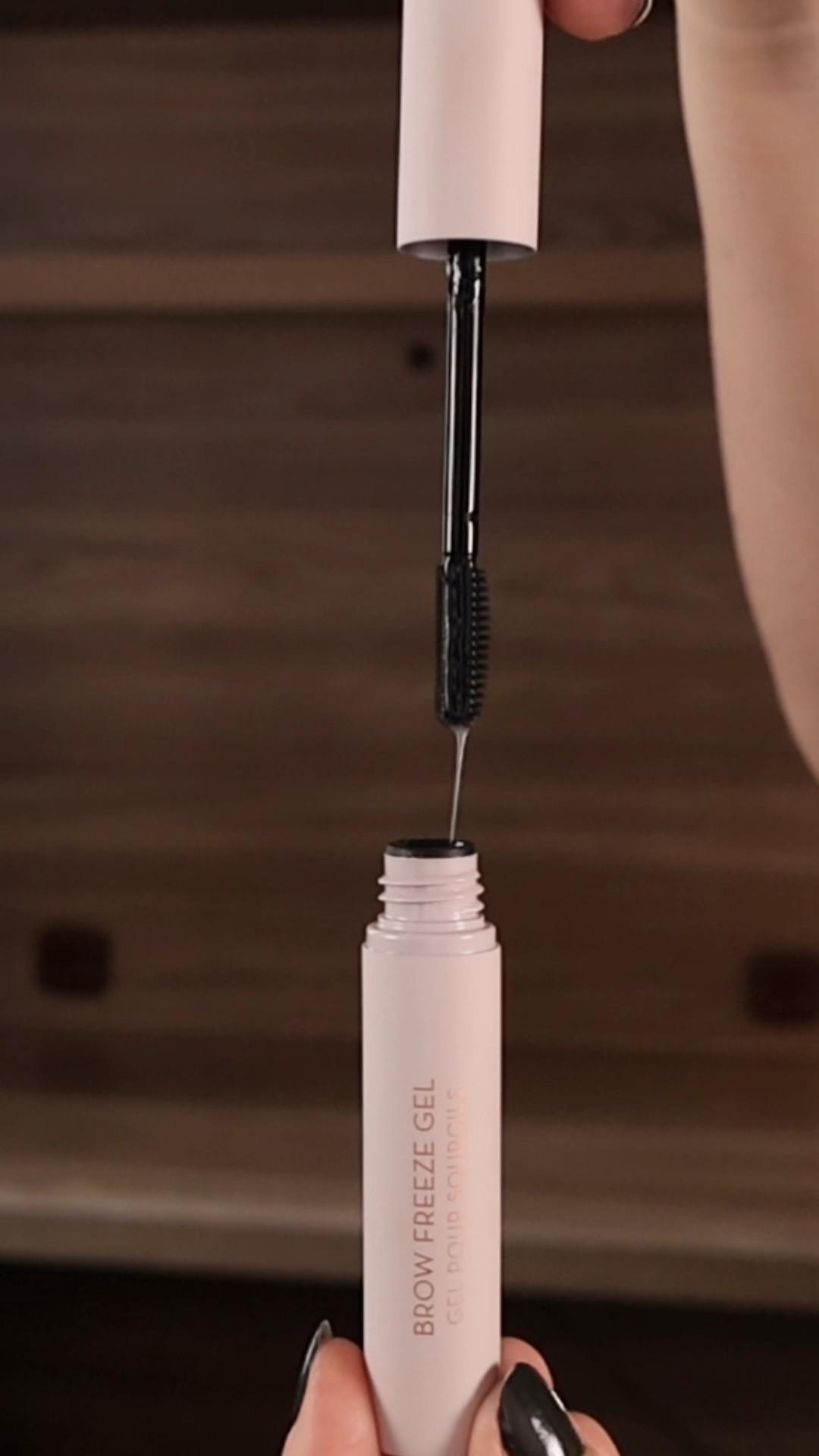 Novo Brow Freeze Gel de Anastasia Beverly Hills já virou um dos meus queridinhos aqui! 

A fórmula em gel é mais fácil de usar do que a versão em pastinha, além do aplicador também ser muito prático e eficiente! Modela e fixa, tanto para um acabamento penteado ou laminado e que dura o dia todo! Eu amei esse produto! 

#LTKxSephora #LTKbrasil #LTKbeauty