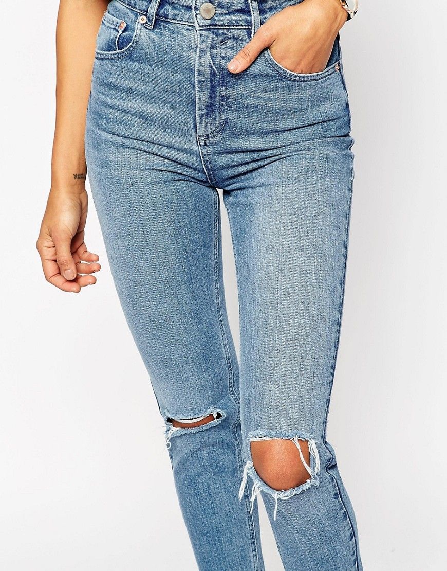 ASOS TALL – Farleigh – Schmal geschnittene Mom-Jeans in heller Prince-Waschung mit zerrissenen Knien | Asos DE