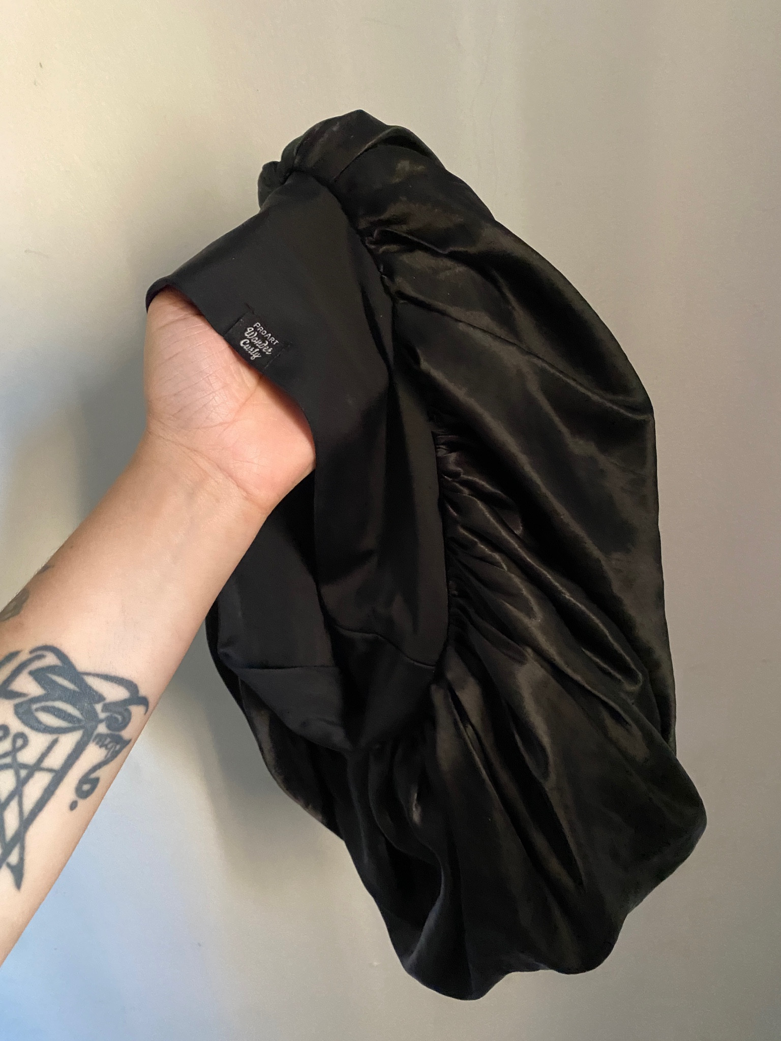 Todos os dias tiramos juntas essa touca de cetim e revitalizamos o cabelinho então agora é hora de facilitar e deixar o link pra vocês, a minha é grande já que eu também gosto de usar quando estou de trança , e o bônus é poder ficar de cabelo solto com ela ❤️